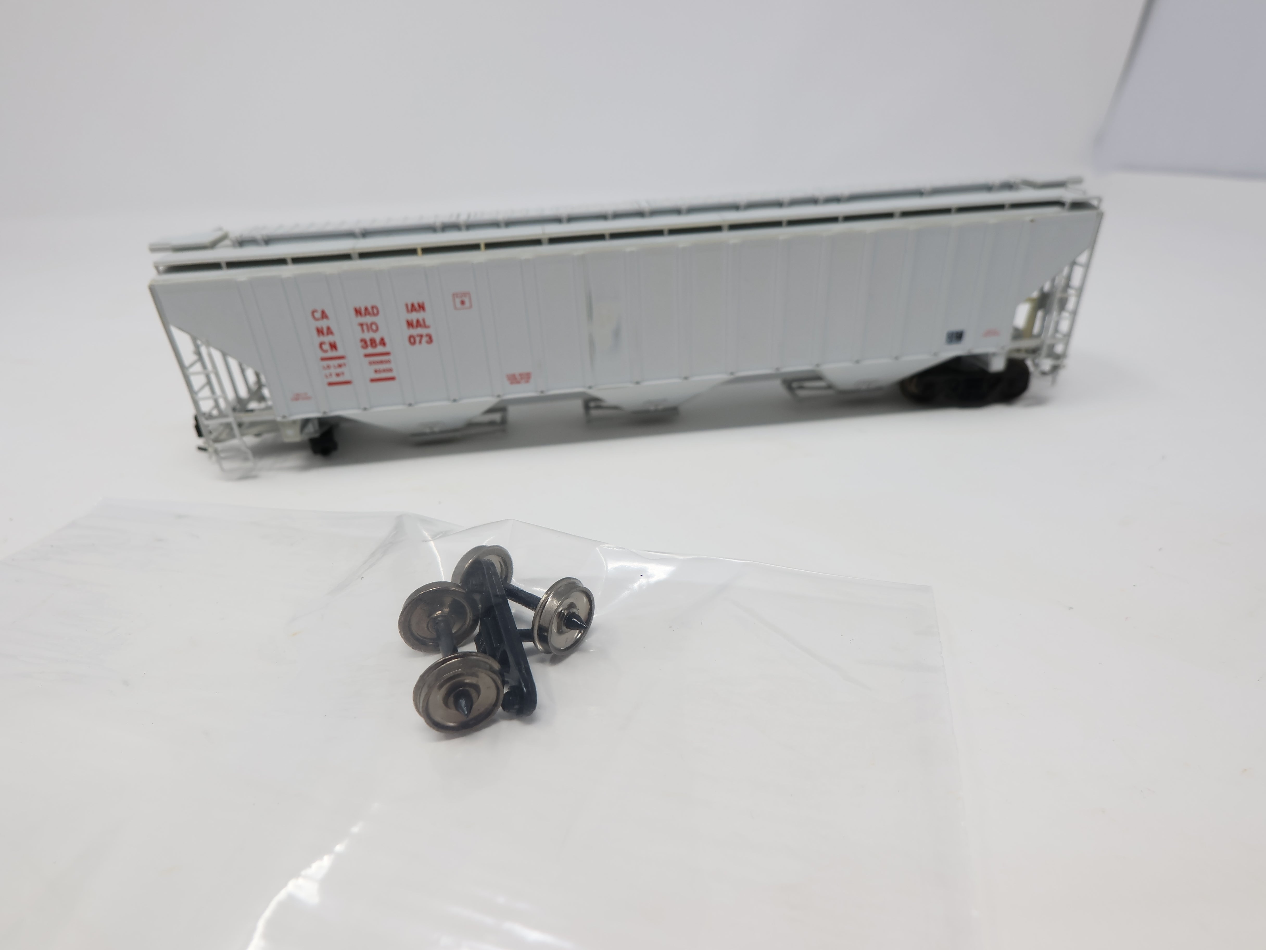 USED HO Scale, 3 Bay Covered Hopper, Canadian National CN #384073