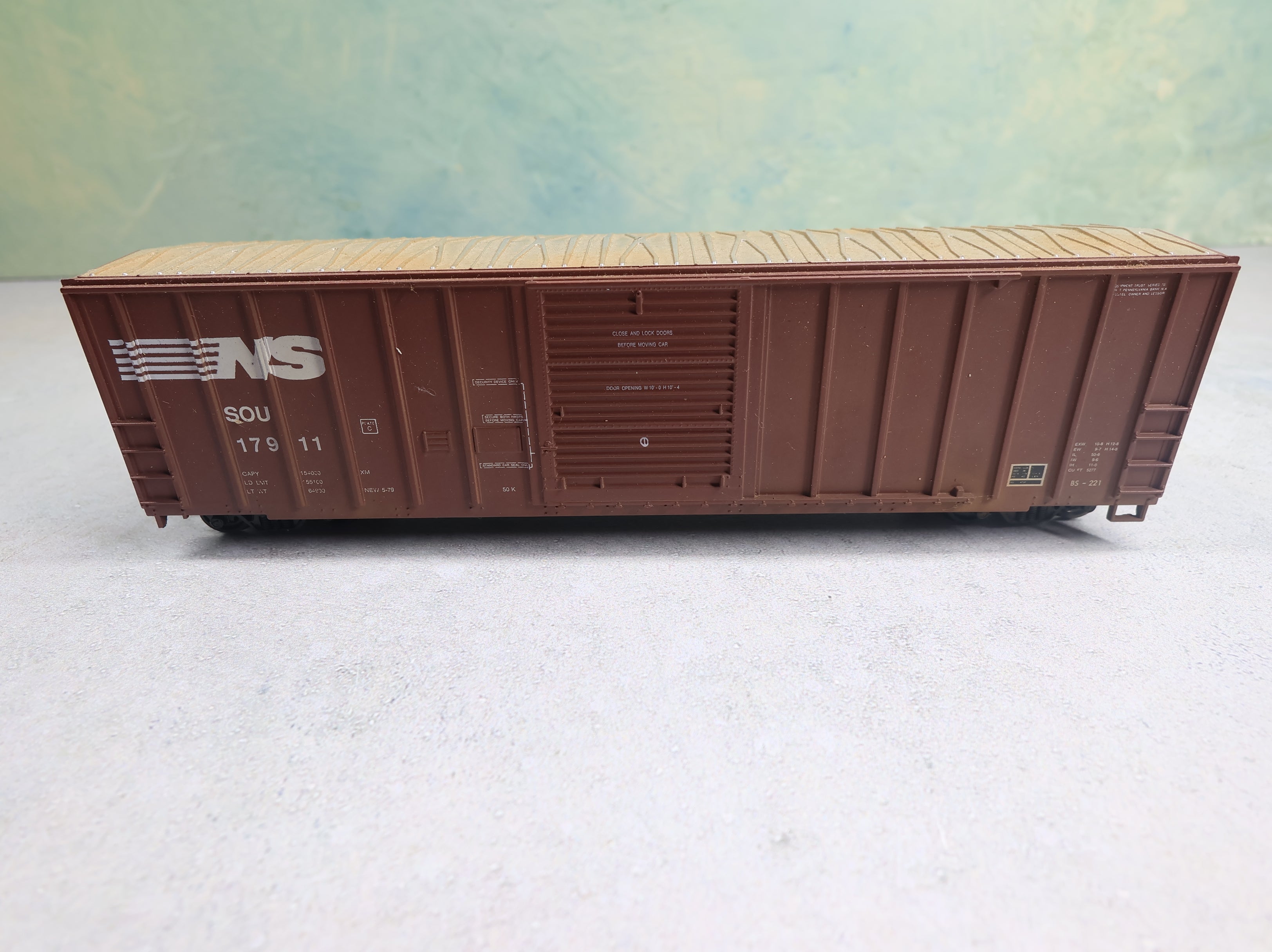 USED Roundhouse HO Scale 50' Box Car Norfolk Southern SOU #17911 Weathered