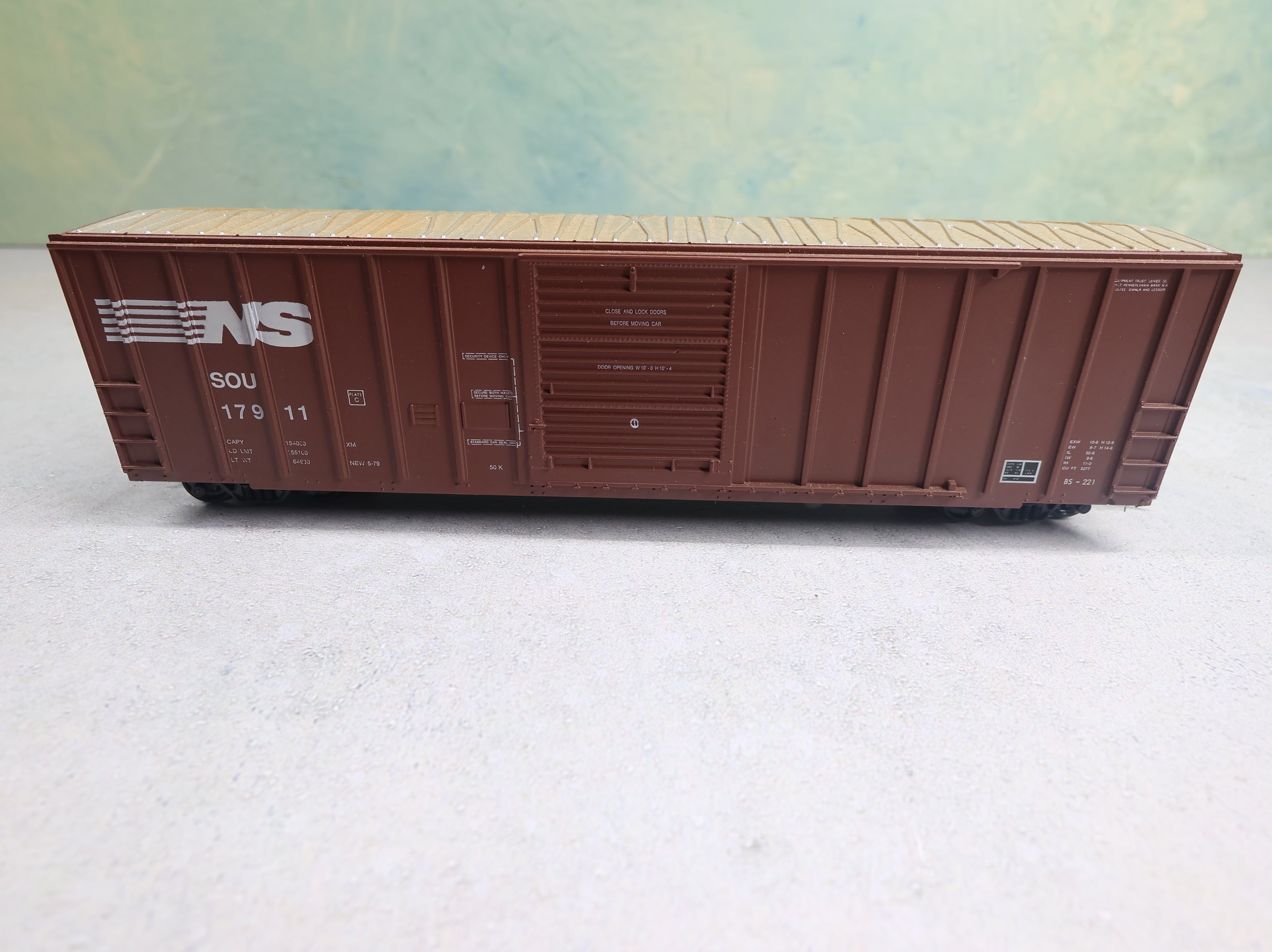 USED Roundhouse HO Scale 50' Box Car Norfolk Southern SOU #17911 Weathered