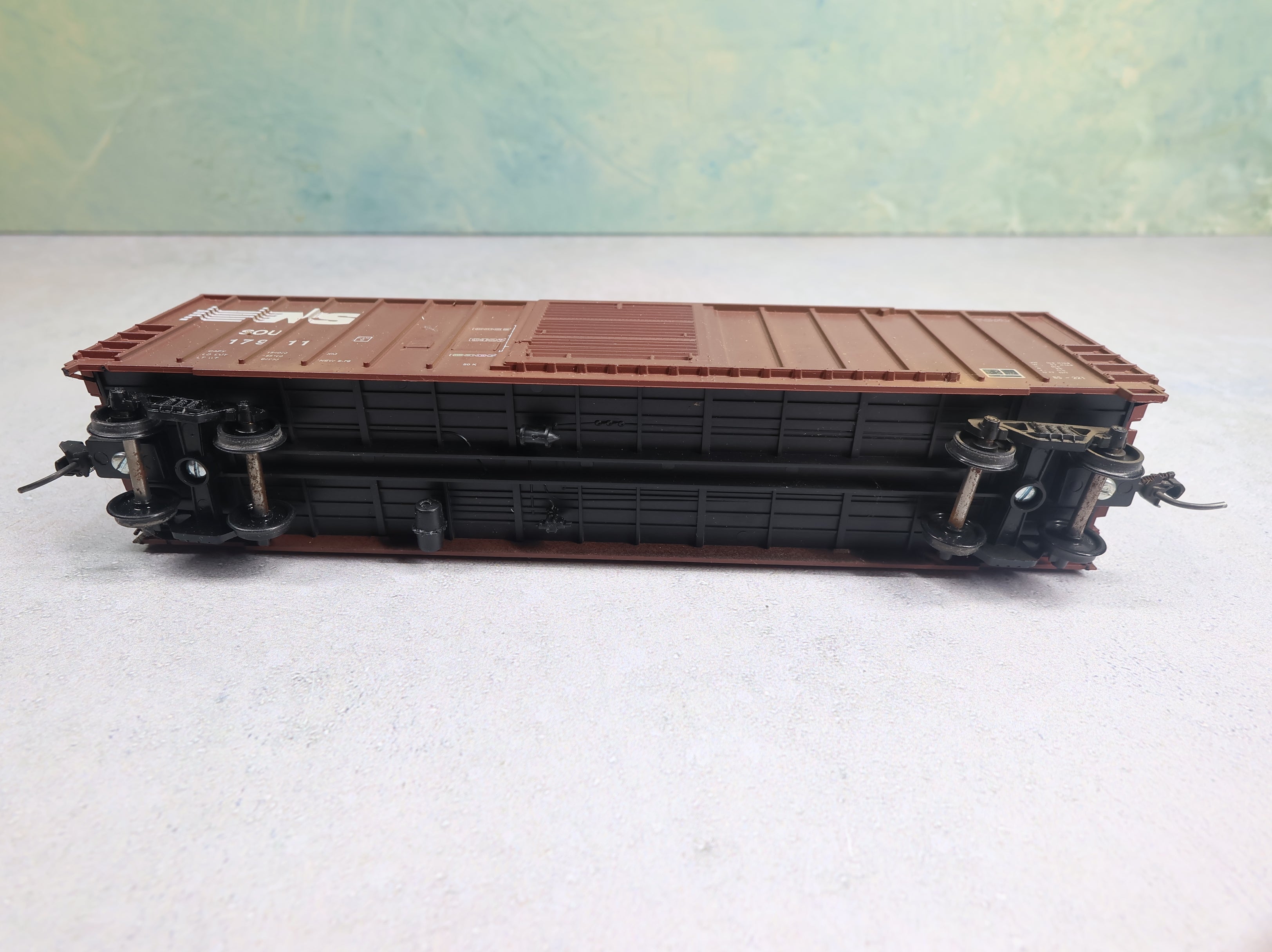 USED Roundhouse HO Scale 50' Box Car Norfolk Southern SOU #17911 Weathered