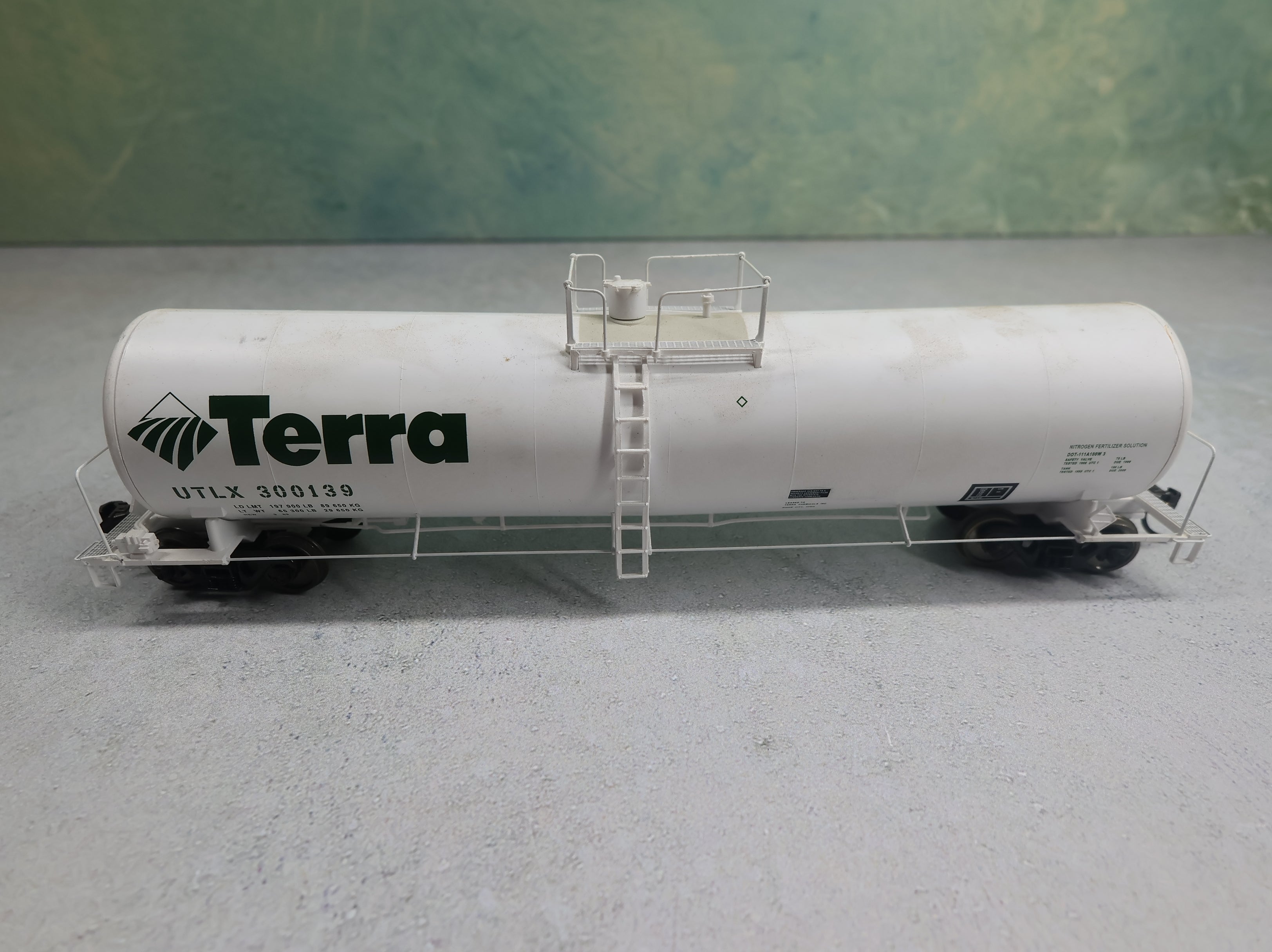 USED Walthers HO Scale 23,000 Gal Funnel-Flow Tank Car Terra UTLX #300139
