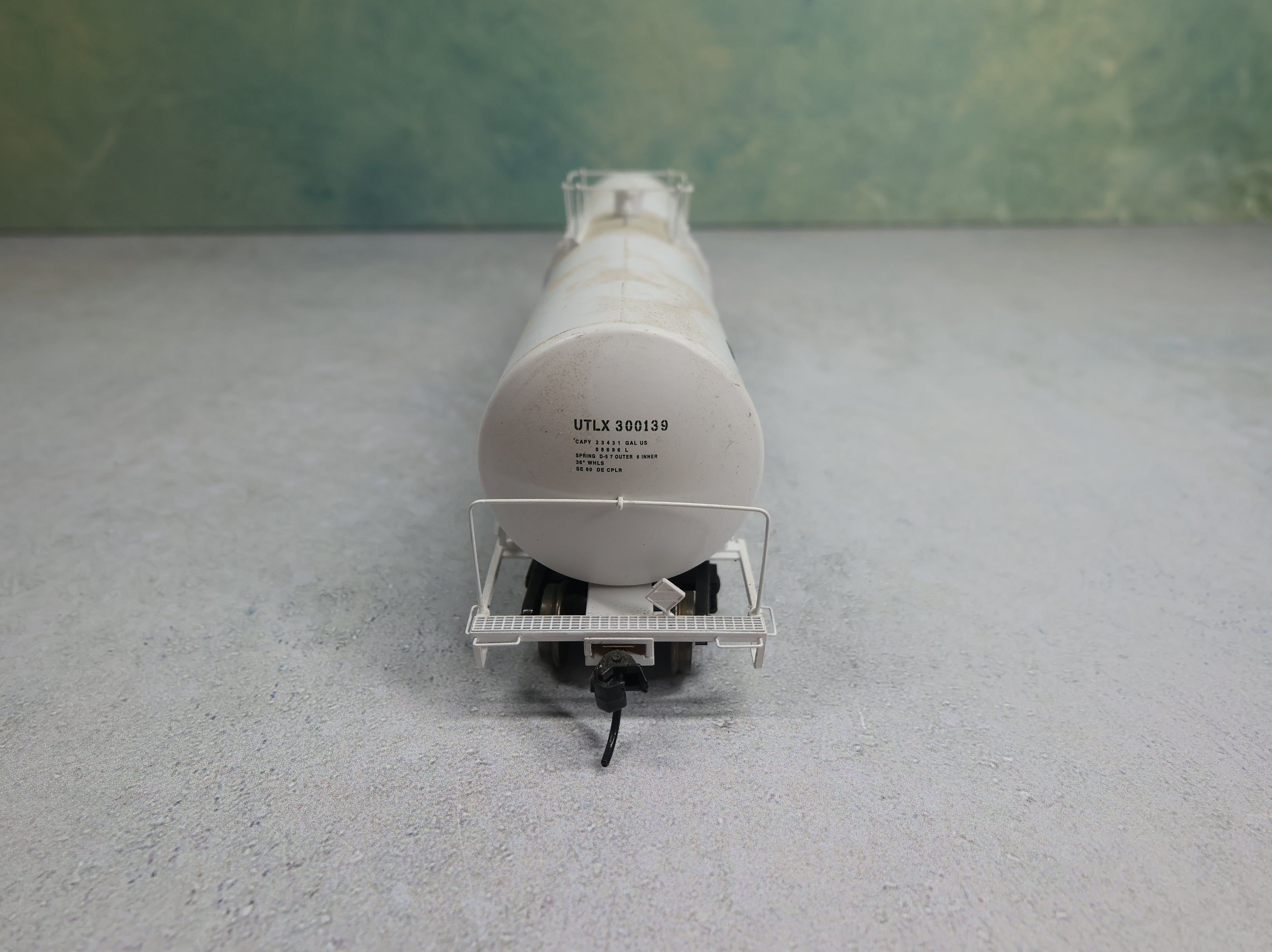 USED Walthers HO Scale 23,000 Gal Funnel-Flow Tank Car Terra UTLX #300139