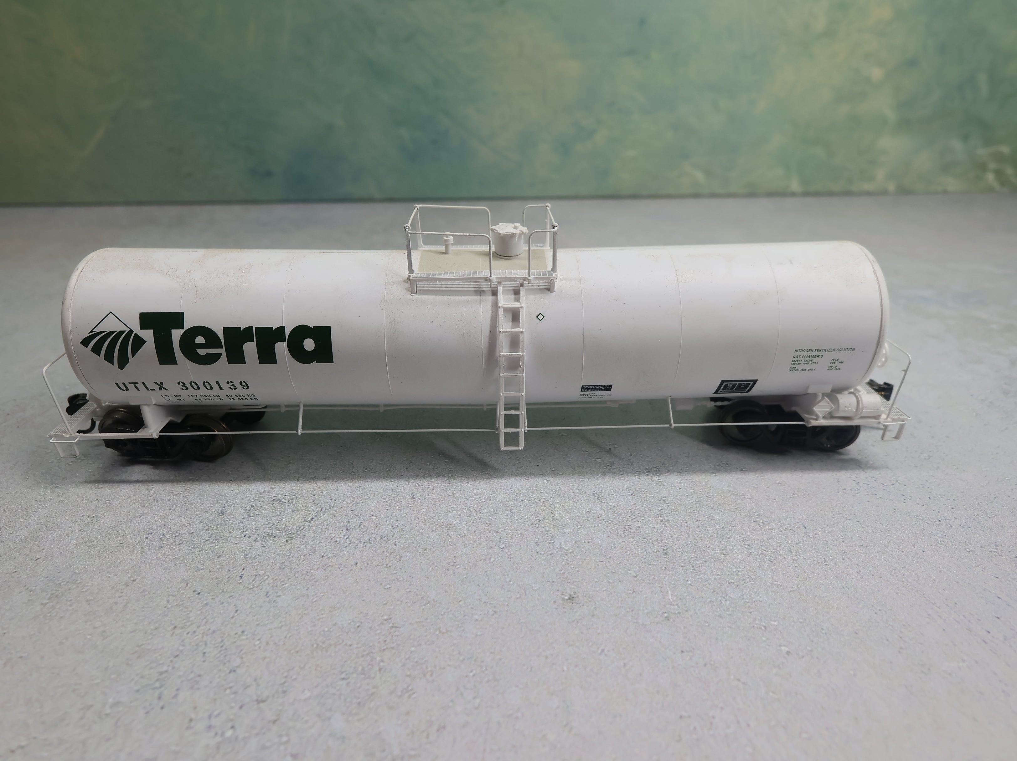 USED Walthers HO Scale 23,000 Gal Funnel-Flow Tank Car Terra UTLX #300139