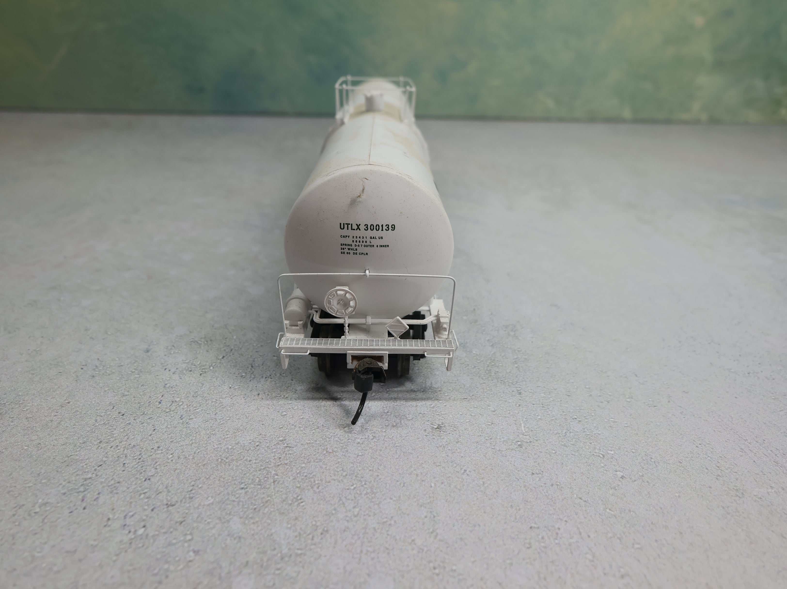 USED Walthers HO Scale 23,000 Gal Funnel-Flow Tank Car Terra UTLX #300139