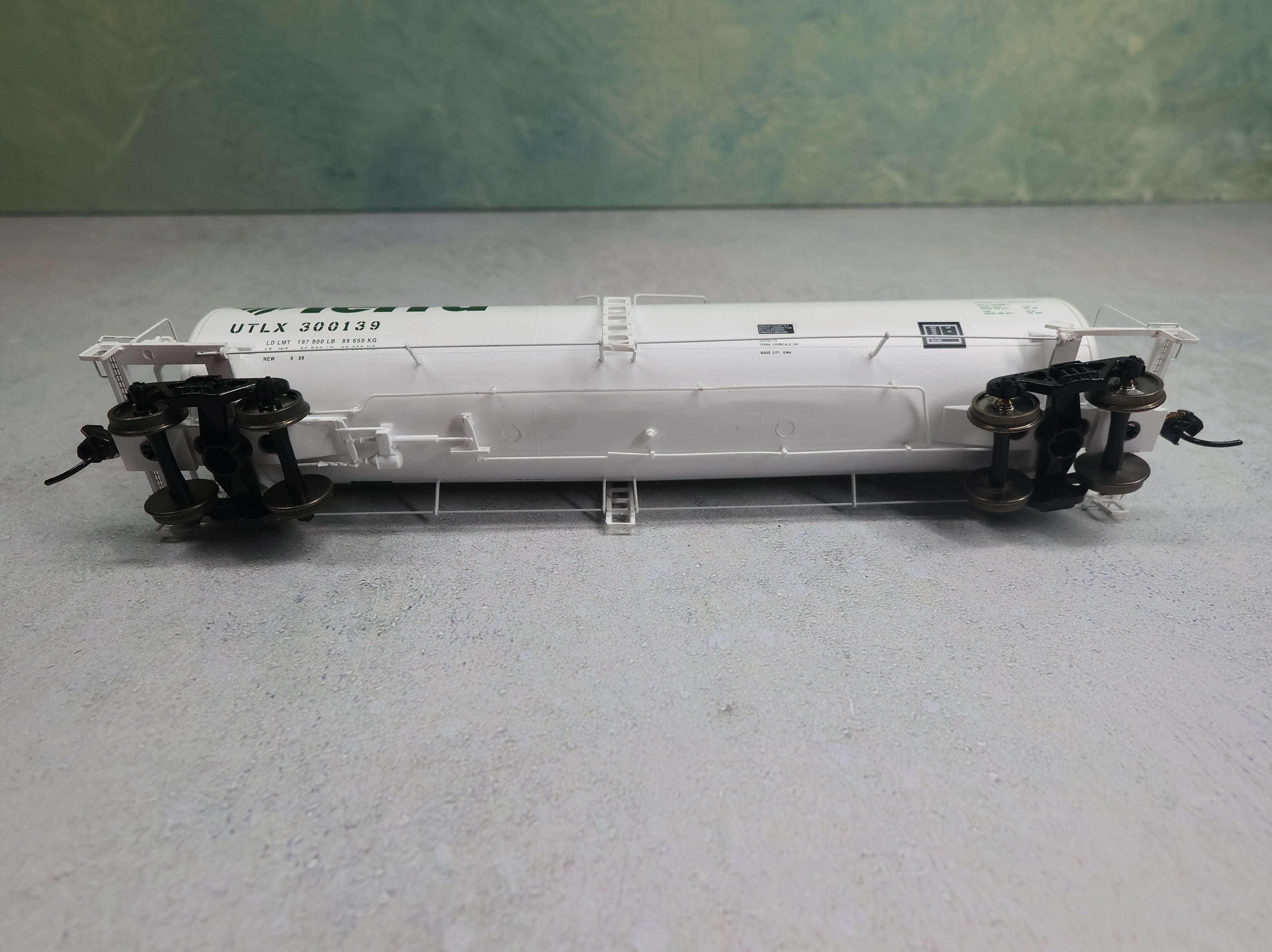 USED Walthers HO Scale 23,000 Gal Funnel-Flow Tank Car Terra UTLX #300139