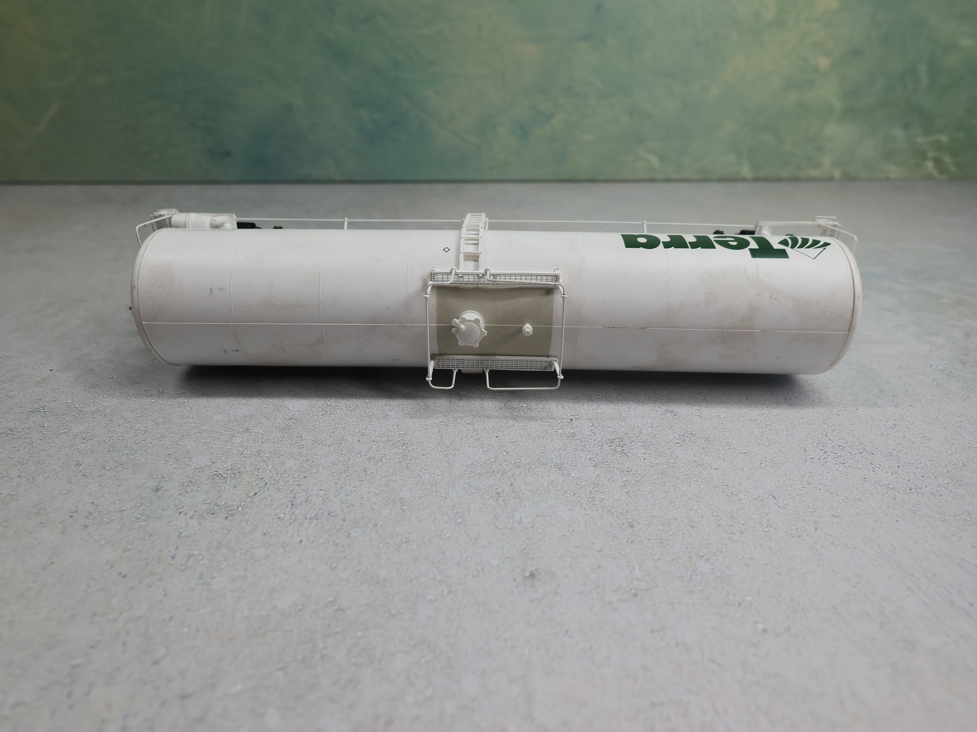 USED Walthers HO Scale 23,000 Gal Funnel-Flow Tank Car Terra UTLX #300139