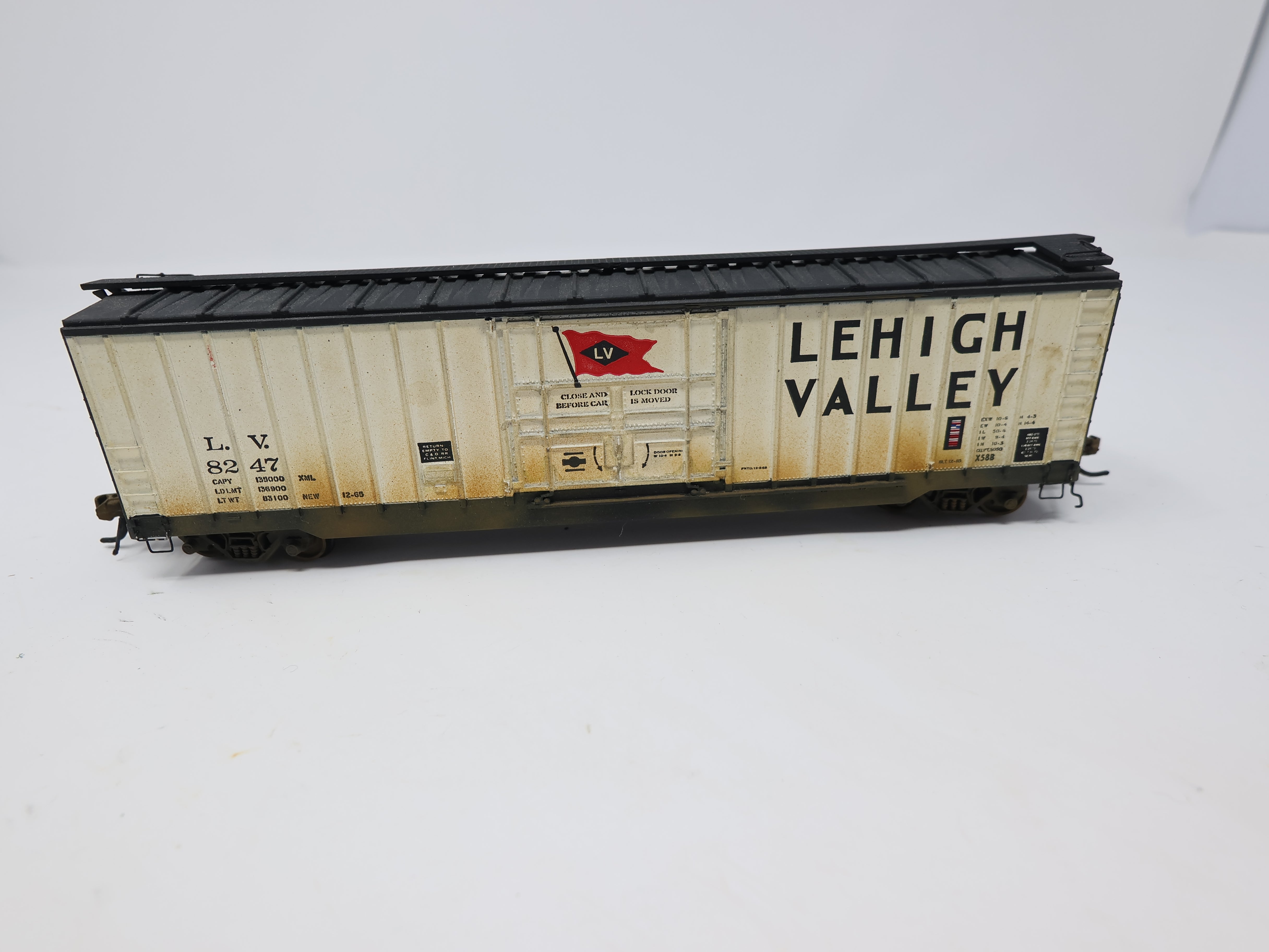 USED HO Scale, Weathered 50' Box Car, Lehigh Valley LV #8247