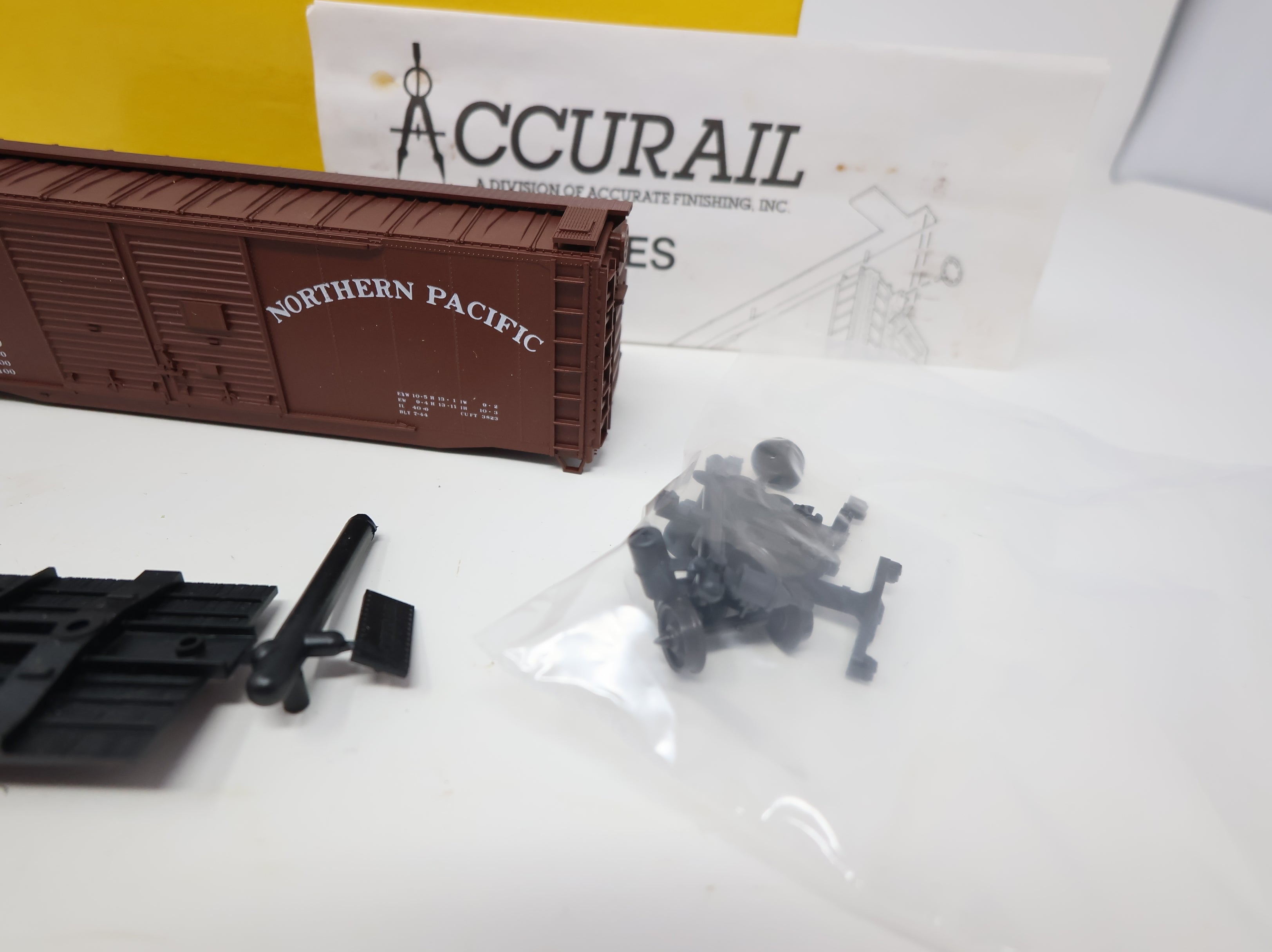 USED Accurail HO Scale 40' DD Box Car Northern Pacific NP #38360