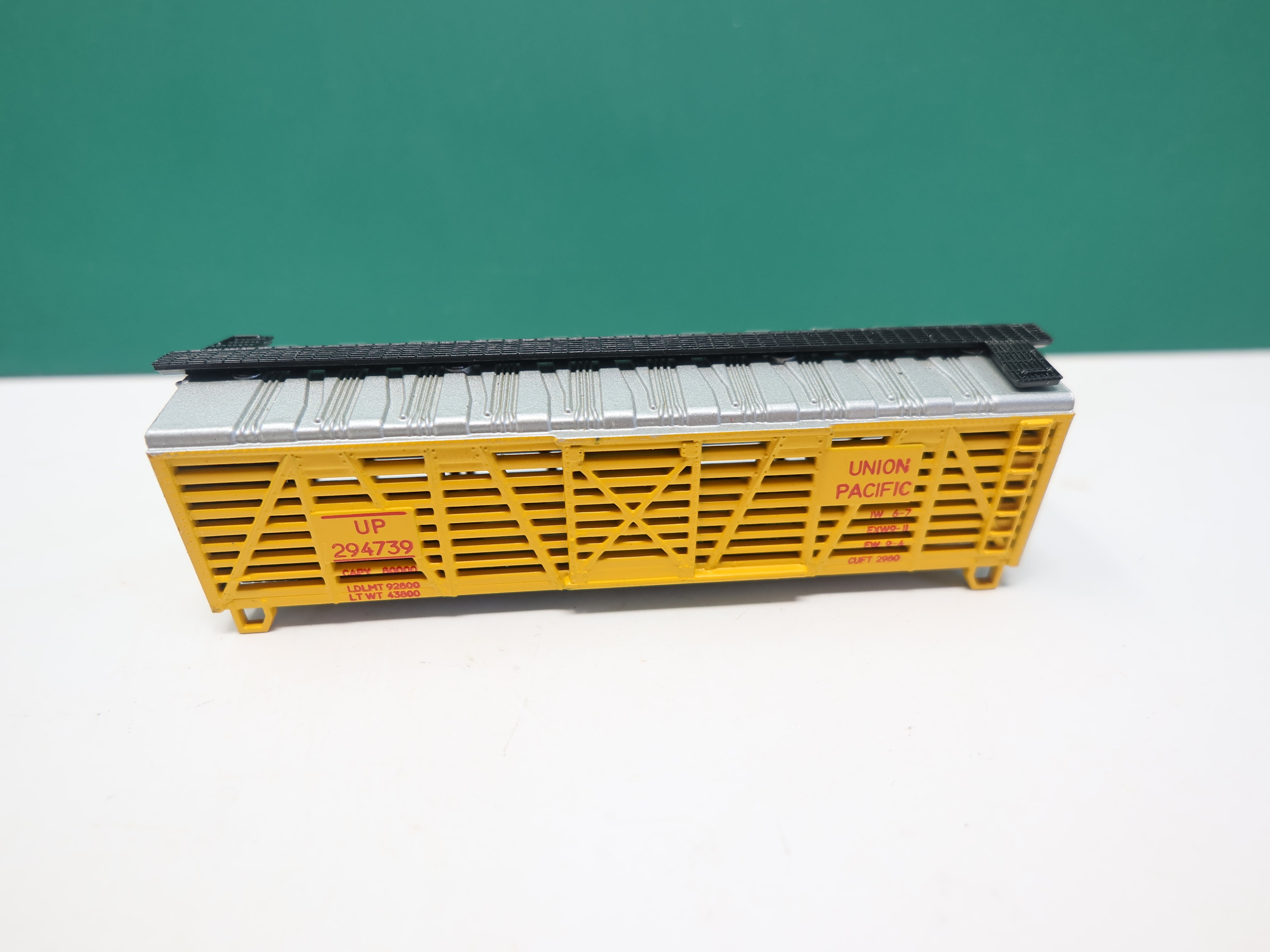 USED MRC N Scale, 40' Stock Car, Union Pacific UP #294739, No trucks