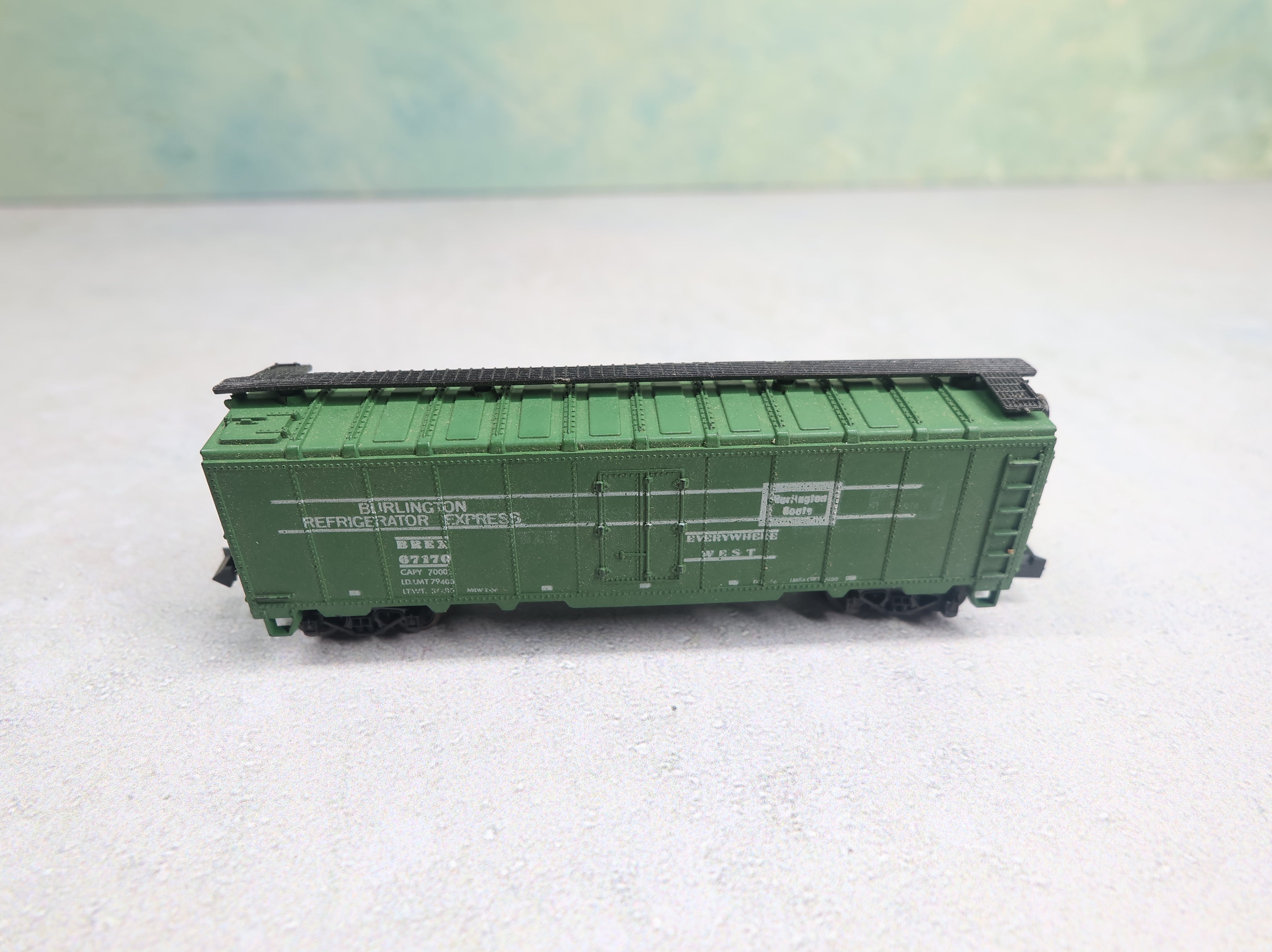 USED TRIX N Scale 40' Box Car Burlington Refrigerator Express BREX #67170