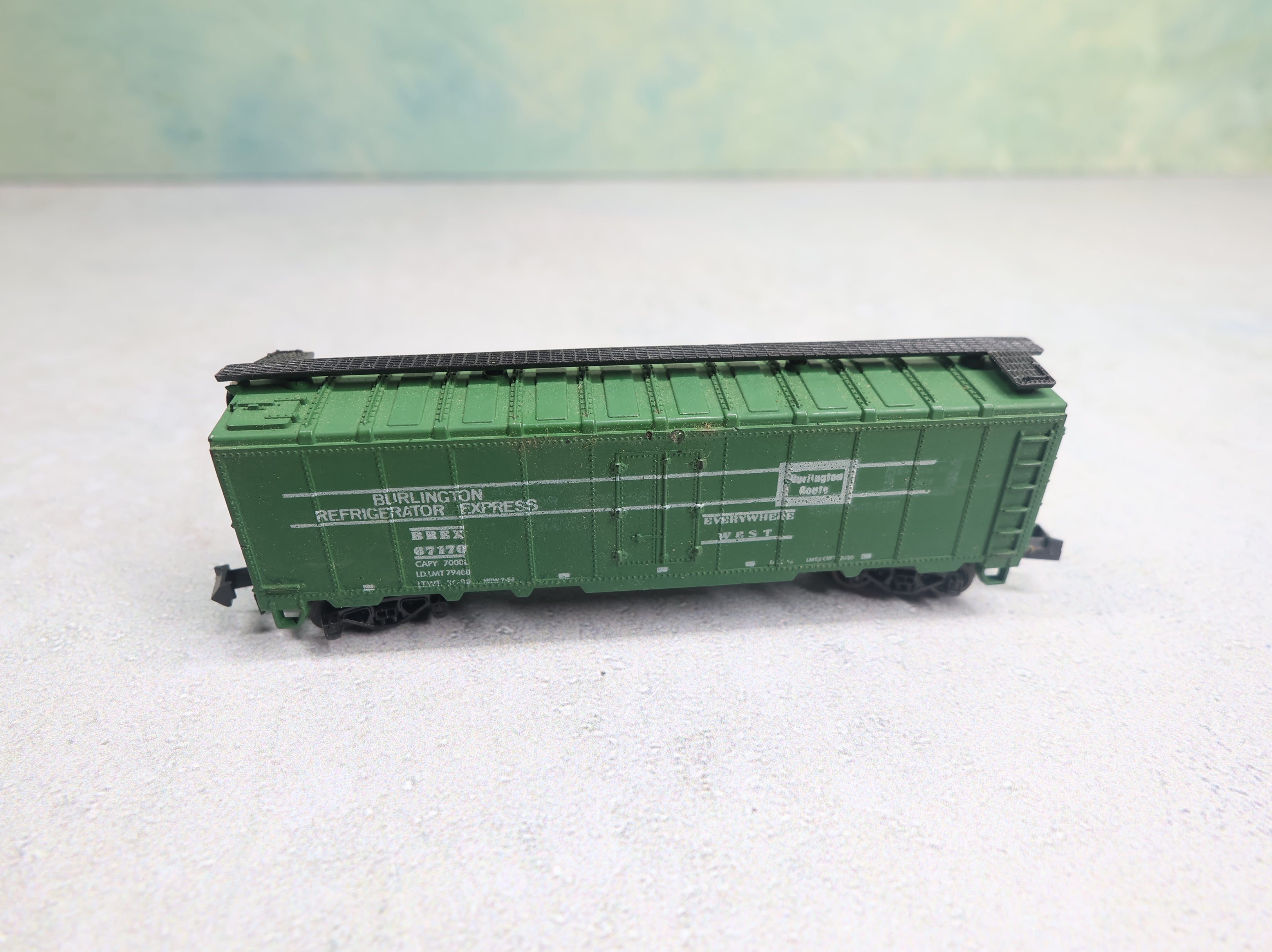 USED TRIX N Scale 40' Box Car Burlington Refrigerator Express BREX #67170
