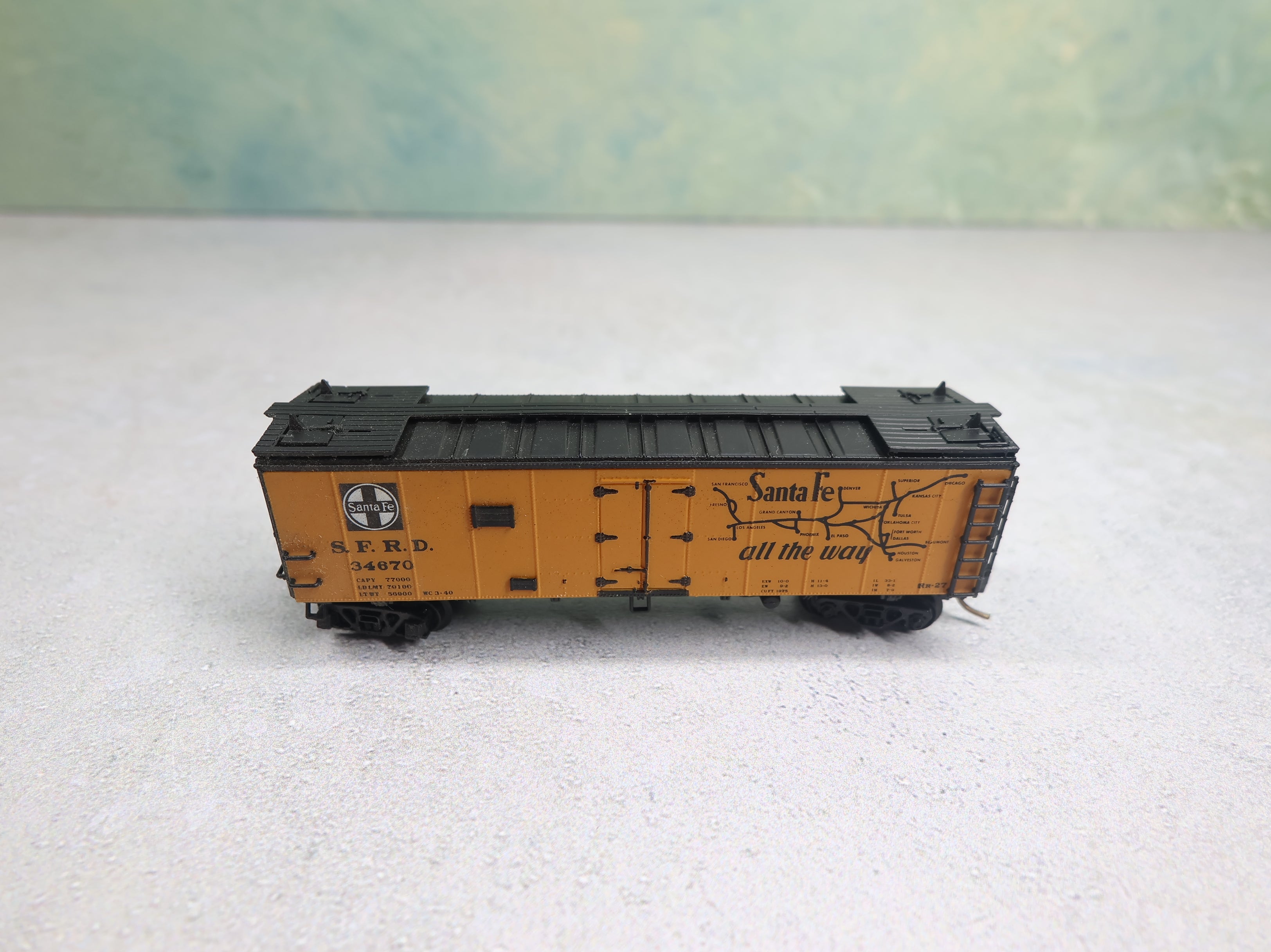 USED Intermountain N Scale 40' Reefer Box Car Santa Fe SFRD #34670 Knuckle Couplers