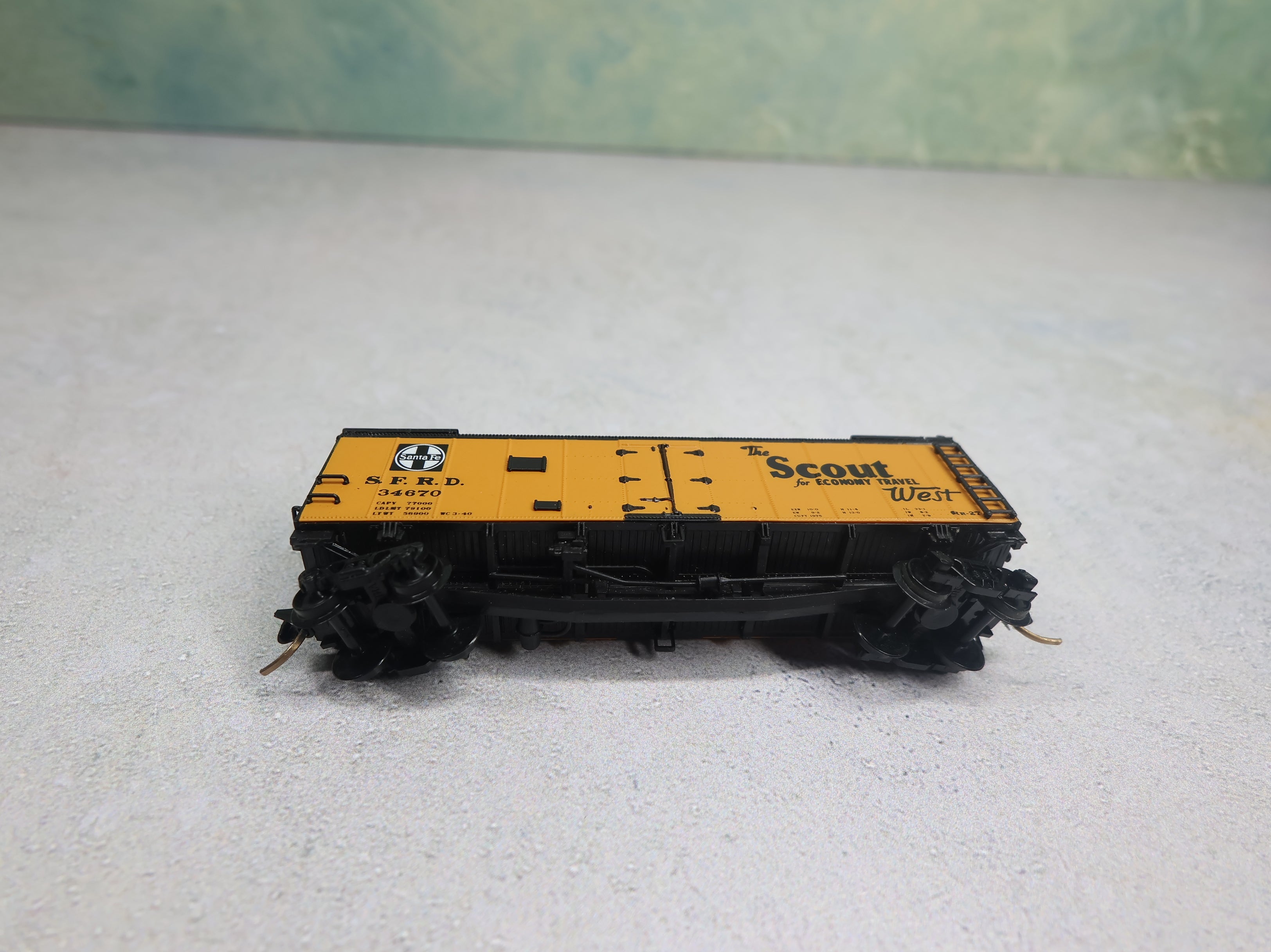 USED Intermountain N Scale 40' Reefer Box Car Santa Fe SFRD #34670 Knuckle Couplers