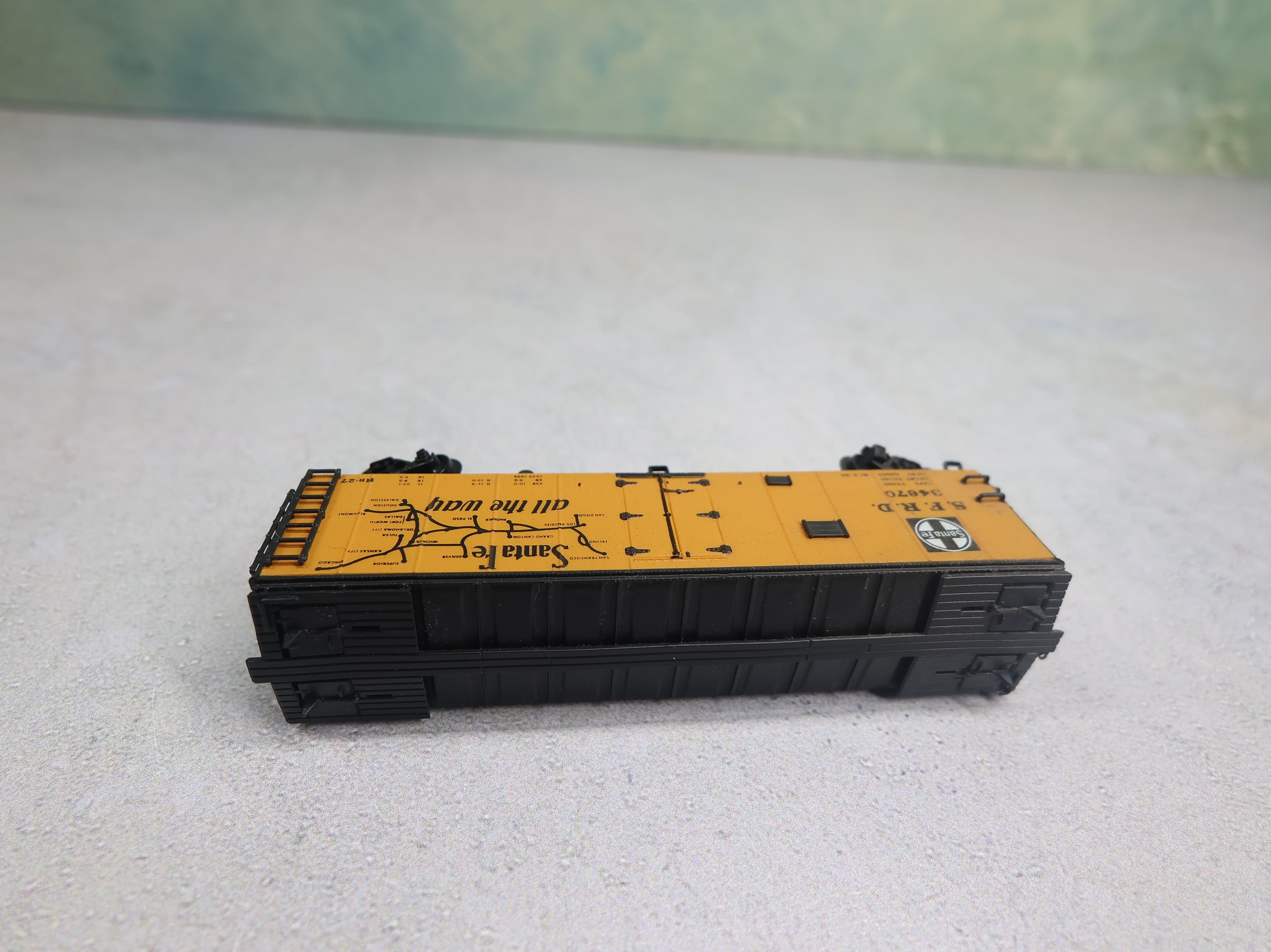 USED Intermountain N Scale 40' Reefer Box Car Santa Fe SFRD #34670 Knuckle Couplers