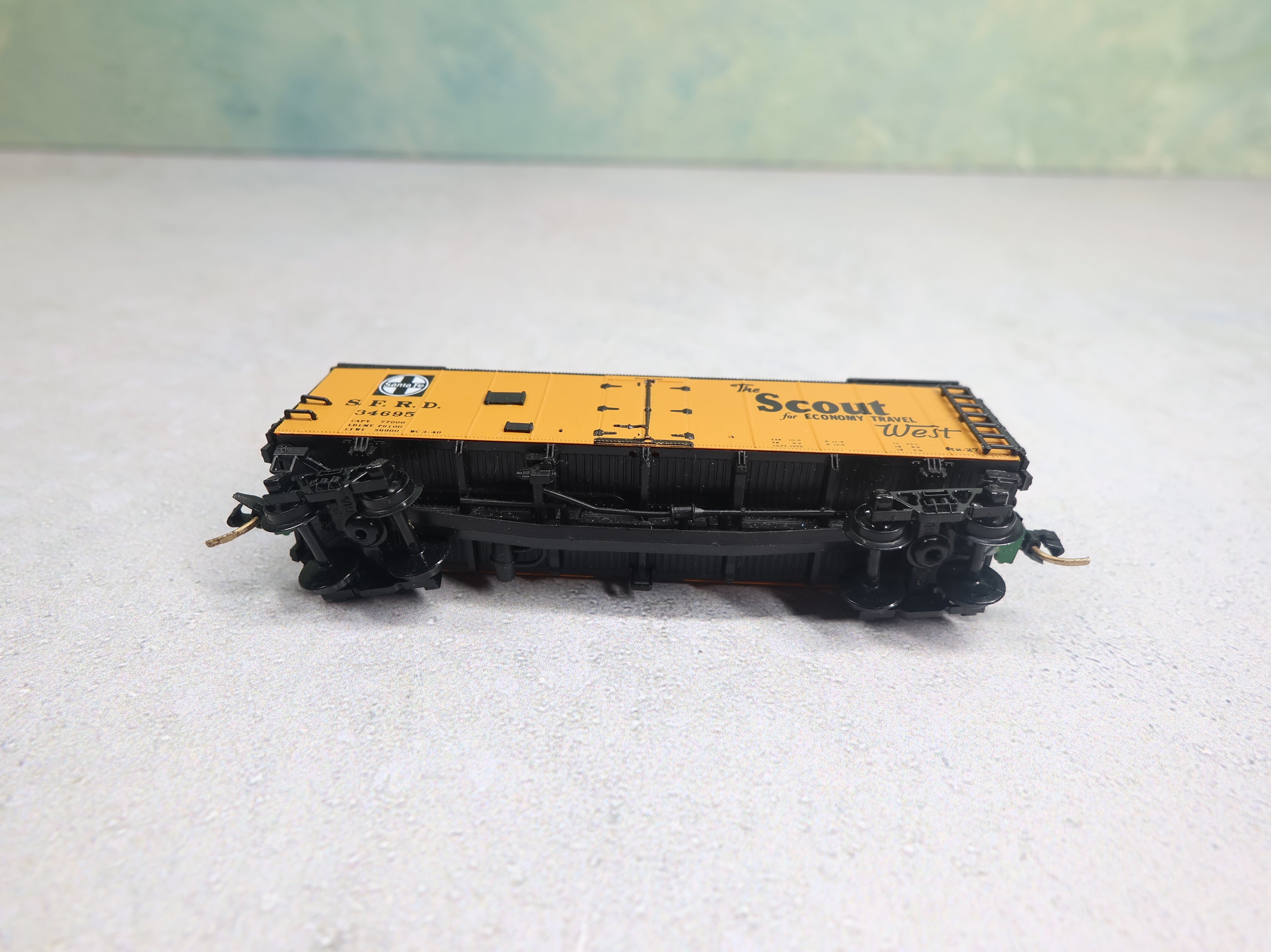 USED Intermountain N Scale 40' Reefer Box Car Santa Fe SFRD #34695 Knuckle Couplers