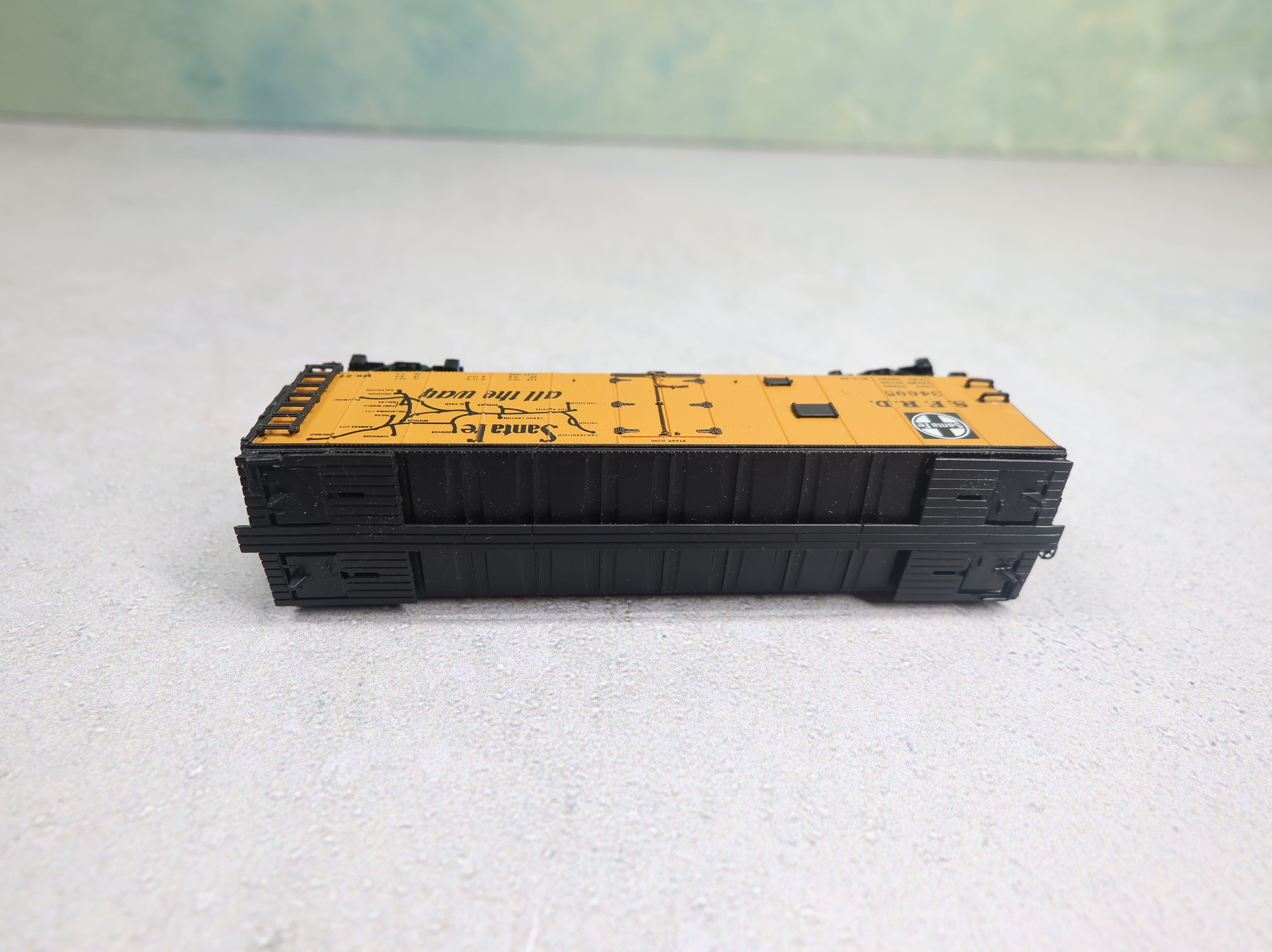 USED Intermountain N Scale 40' Reefer Box Car Santa Fe SFRD #34695 Knuckle Couplers