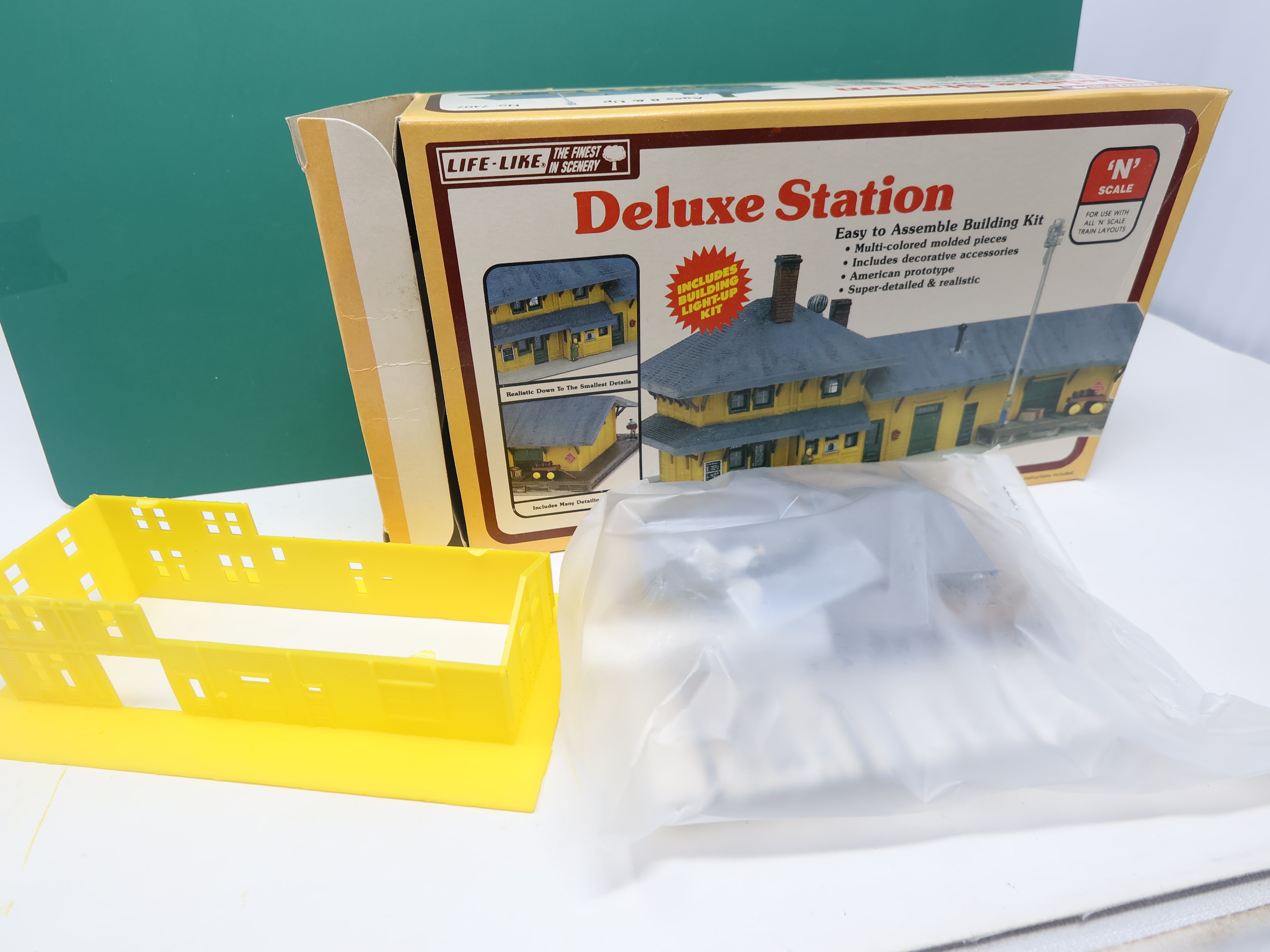 USED Life-Like 7407 N Scale, Deluxe Station (KIT)