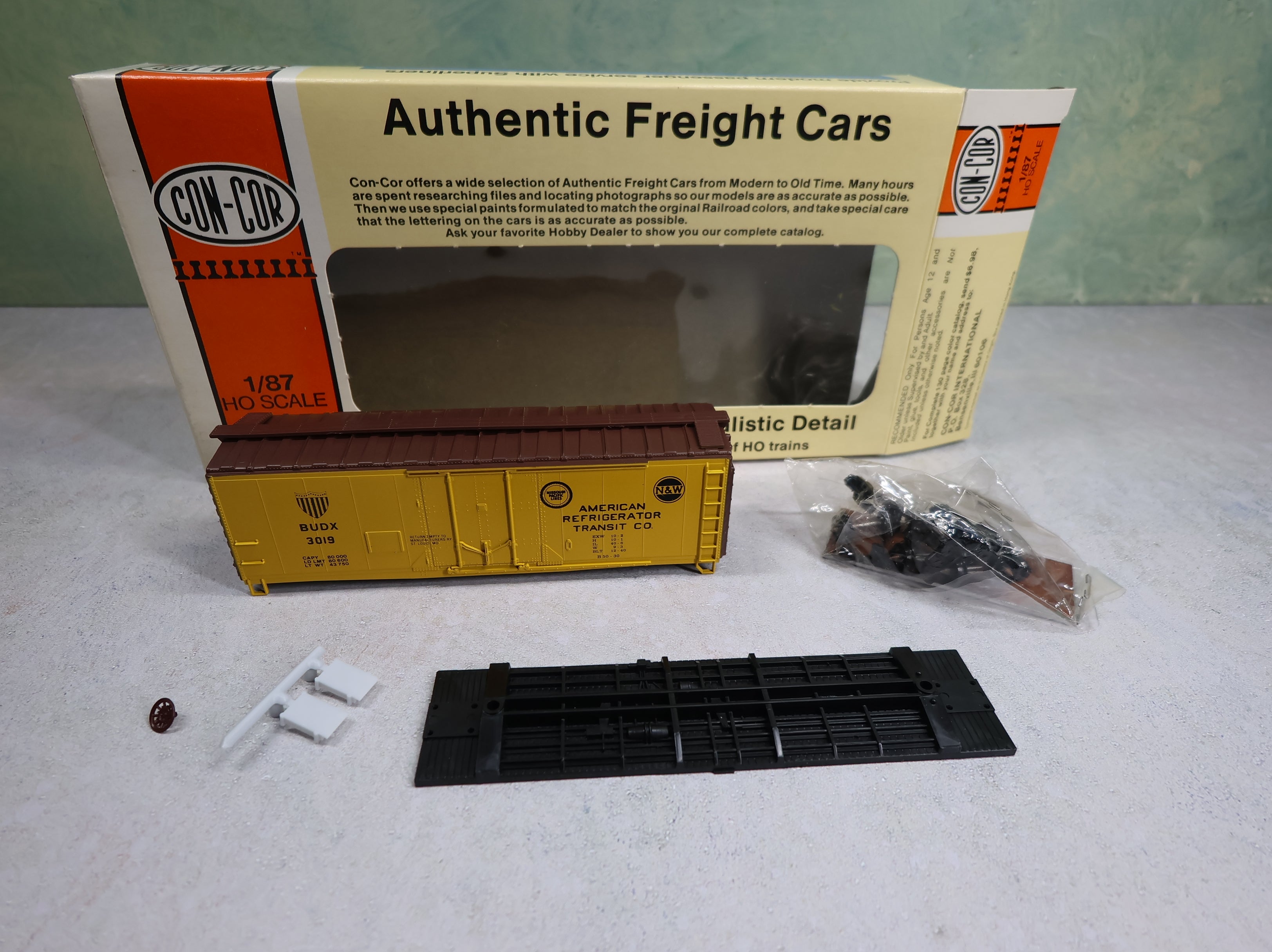 USED Con-Cor #1-009466 HO Scale 40' PS-1 Plug Door Box Car American Refrigerator Transit BUDX #3019 KIT