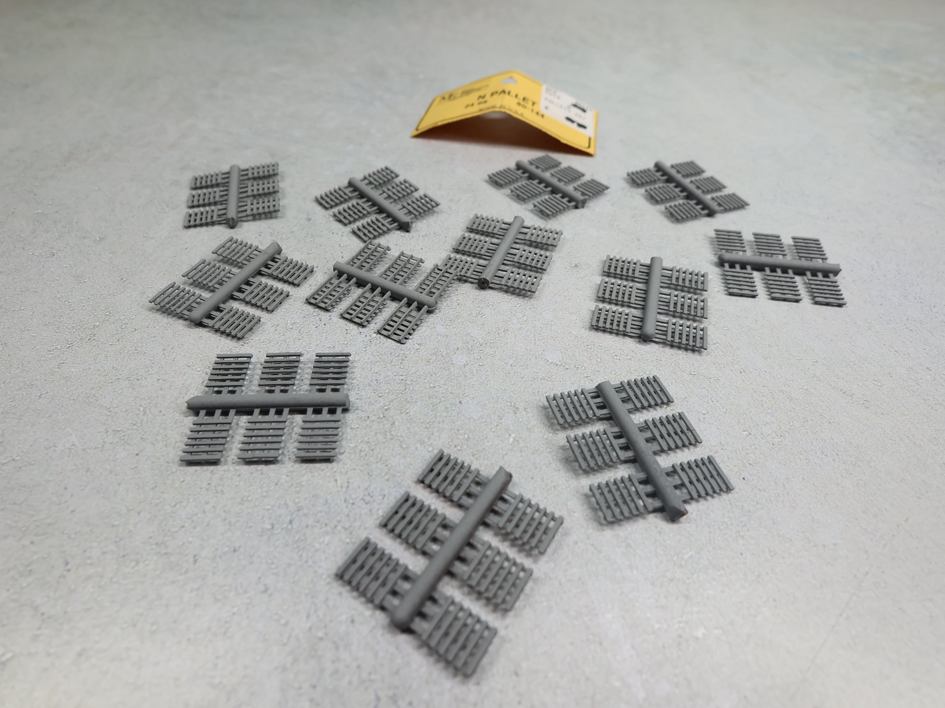 USED Micro Engineering Company 80-144 N Scale Pallets (72 pcs)