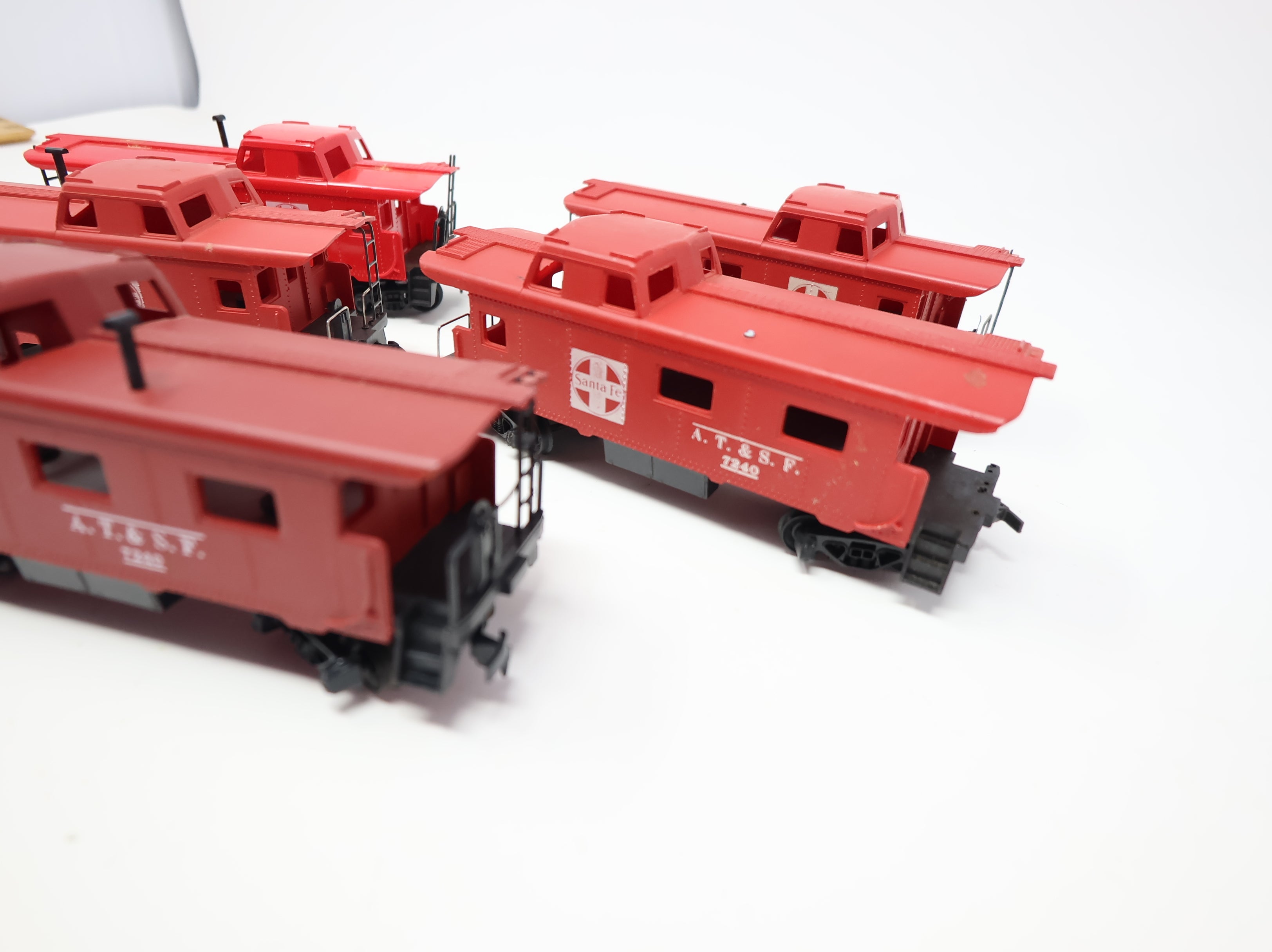 USED HO Scale Lot of Cabooses Santa Fe ATSF #7240 (5 pcs)