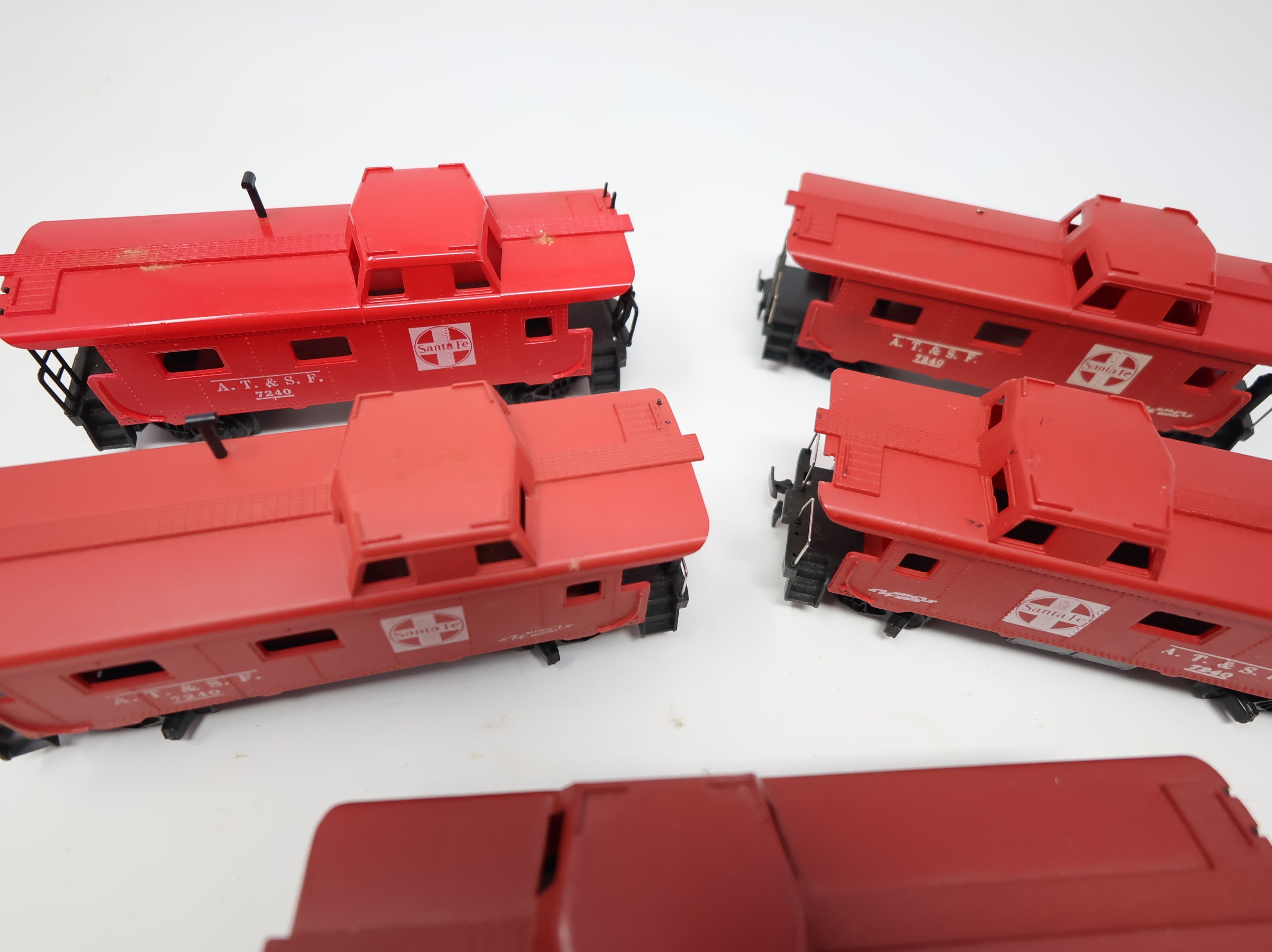 USED HO Scale Lot of Cabooses Santa Fe ATSF #7240 (5 pcs)