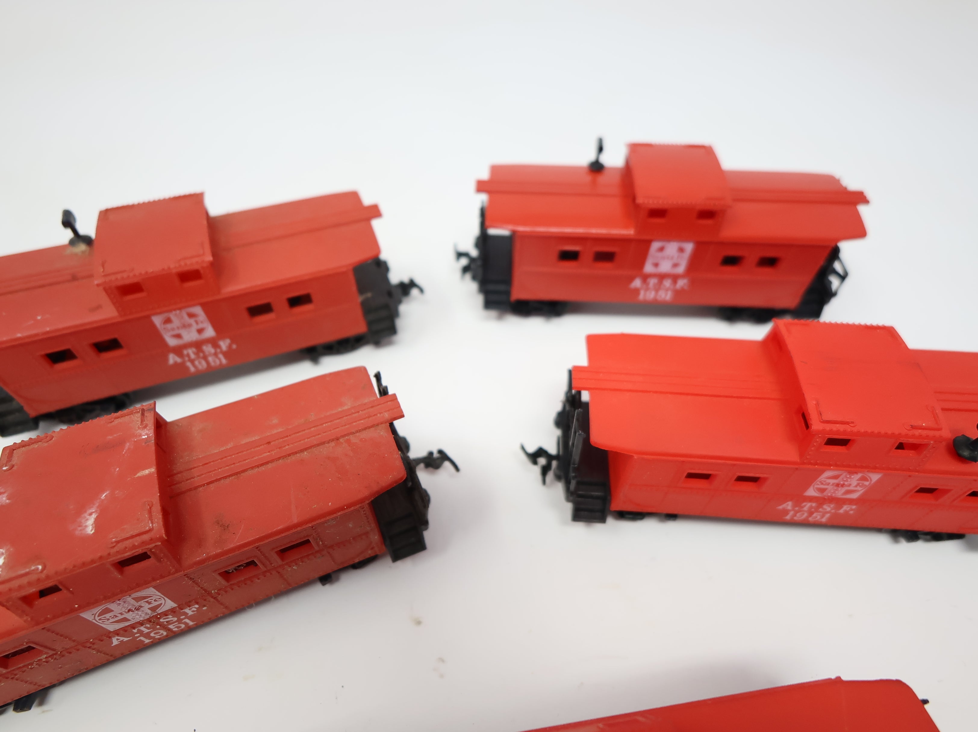 USED HO Scale Lot of Cabooses Santa Fe ATSF #1951 (5 pcs)