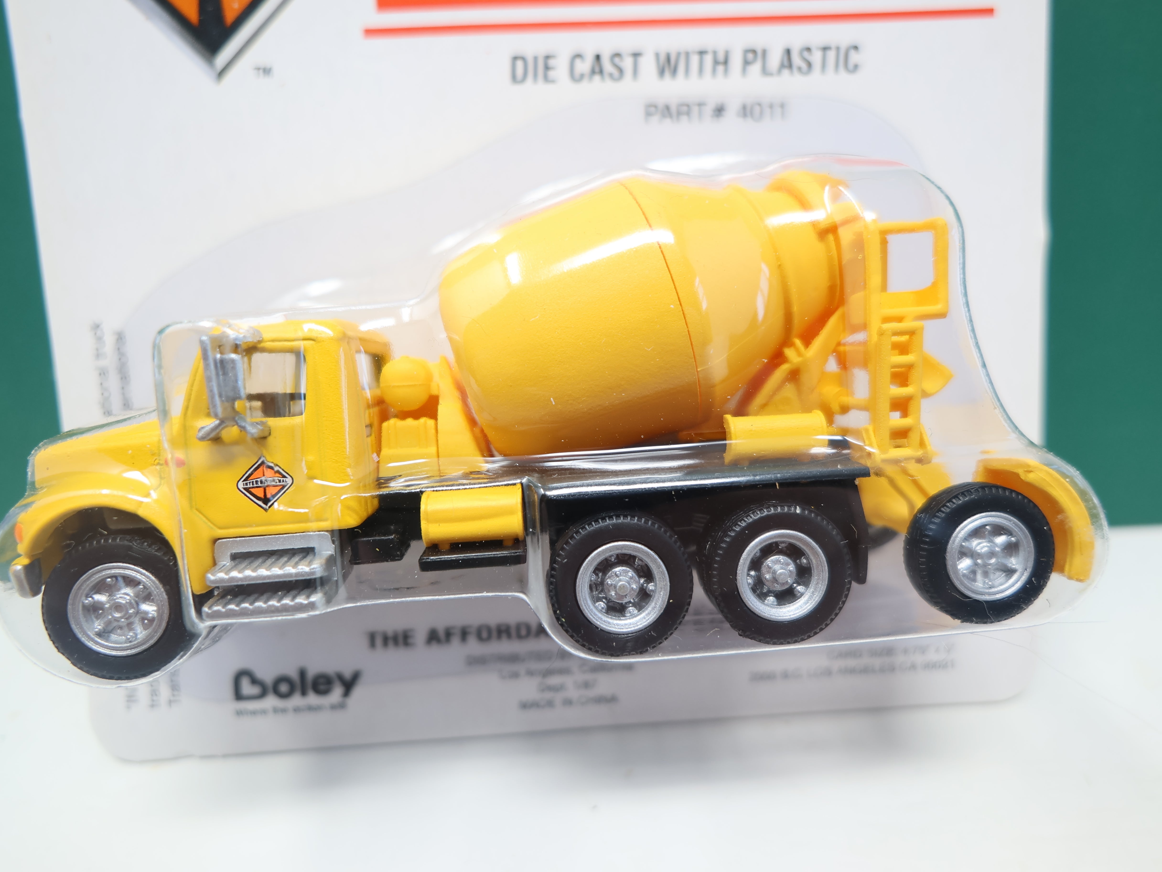 Boley 4011 HO Scale, Yellow International Truck 4-Axle Cement Mixer