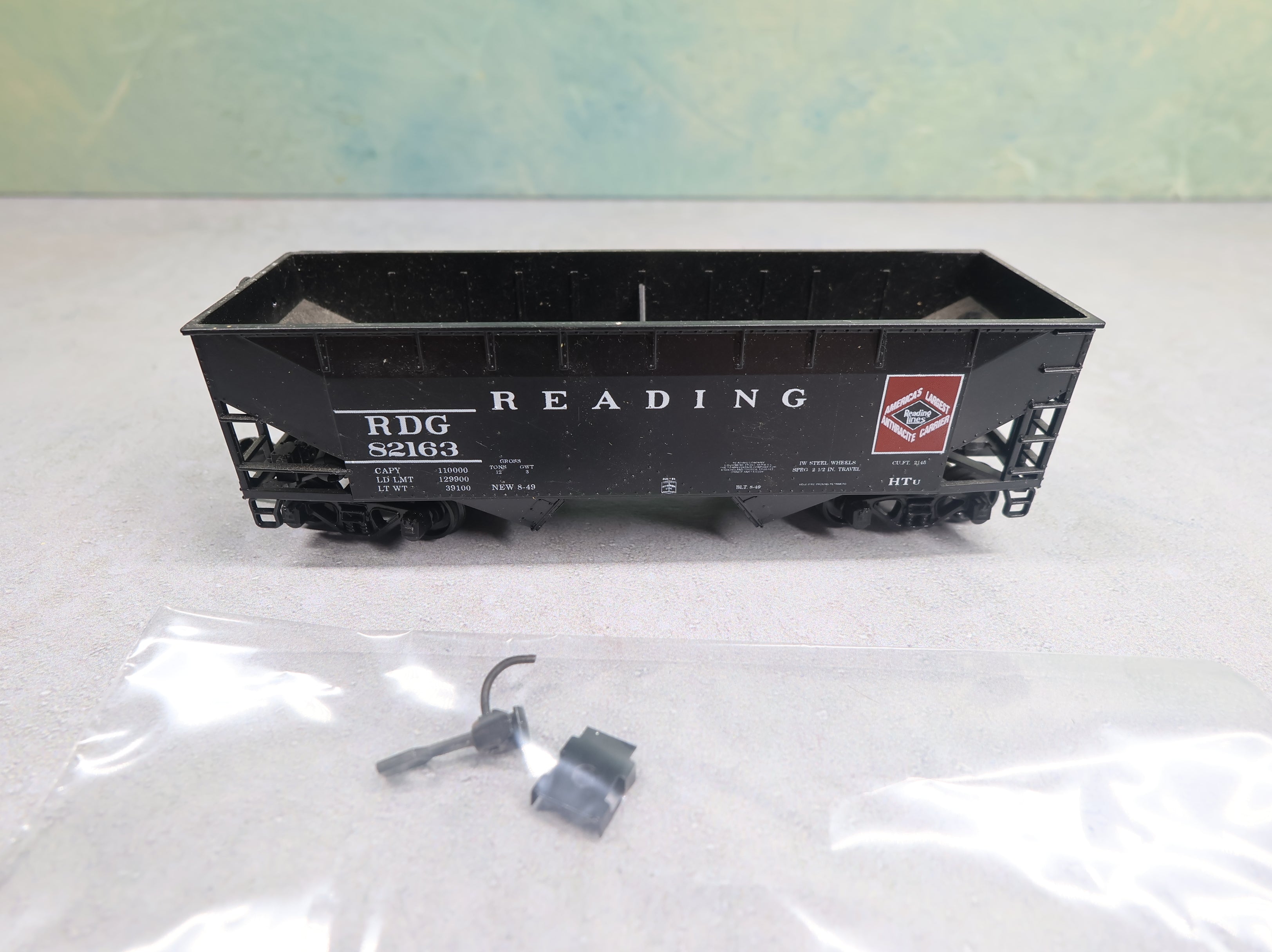 USED Athearn HO Scale 2 Bay Open Hopper Reading RDG #82163