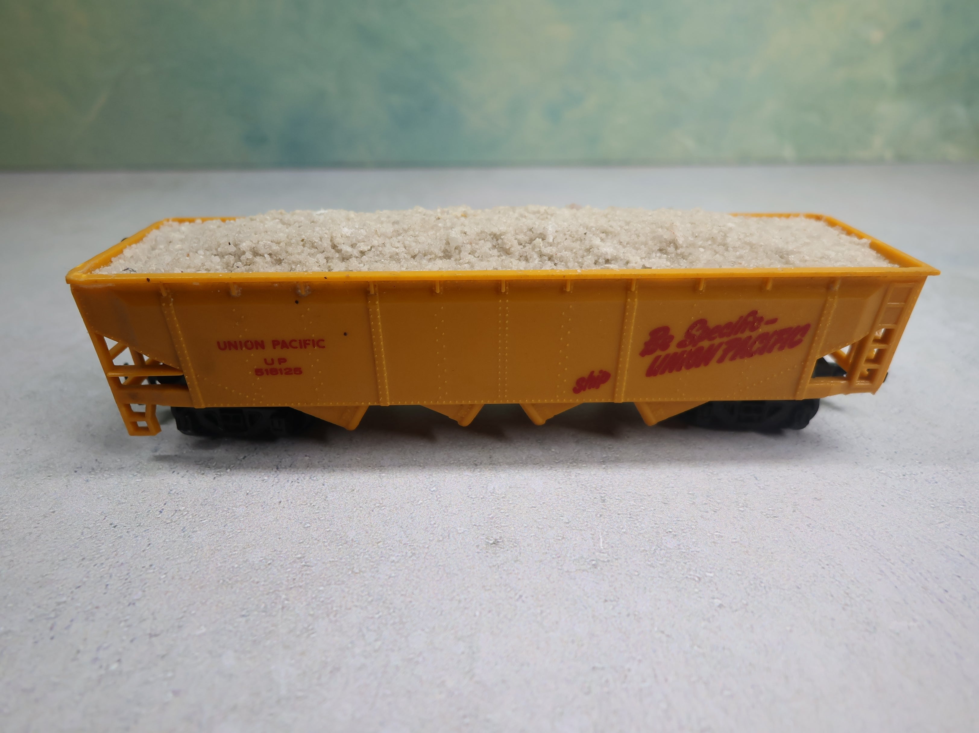 USED Bachmann HO Scale 4 Bay Hopper w/ Load Union Pacific UP #518125