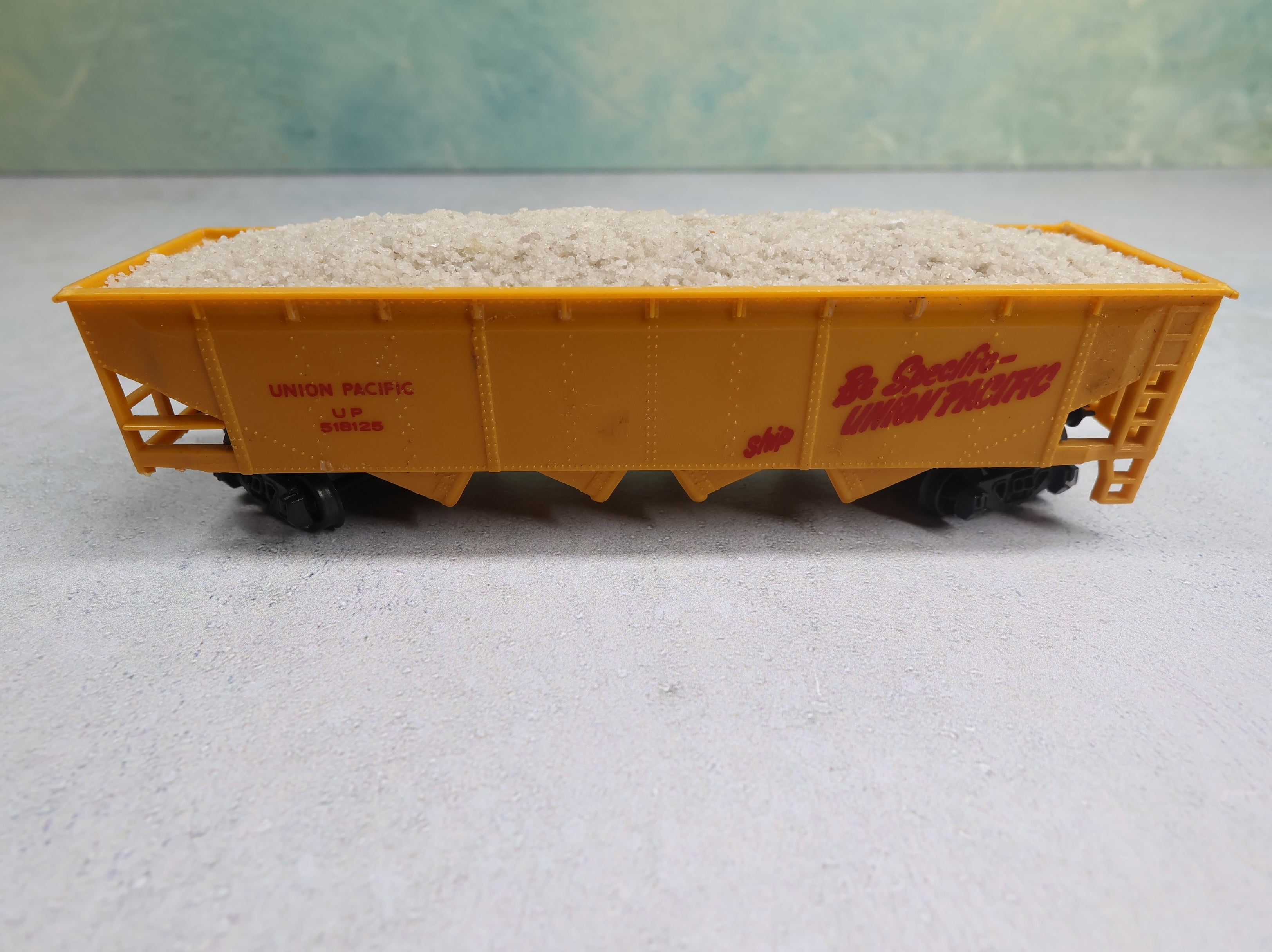USED Bachmann HO Scale 4 Bay Hopper w/ Load Union Pacific UP #518125