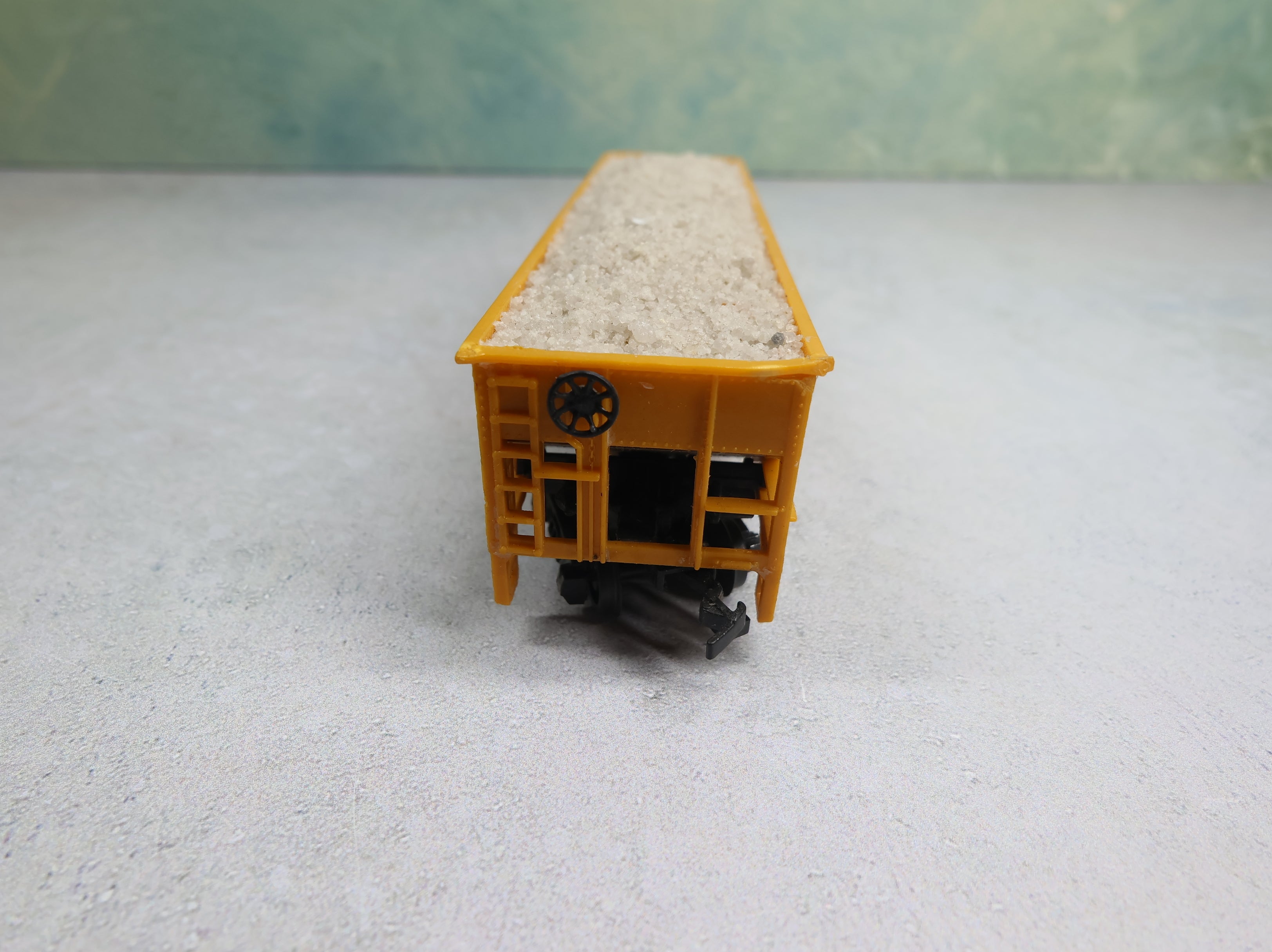 USED Bachmann HO Scale 4 Bay Hopper w/ Load Union Pacific UP #518125