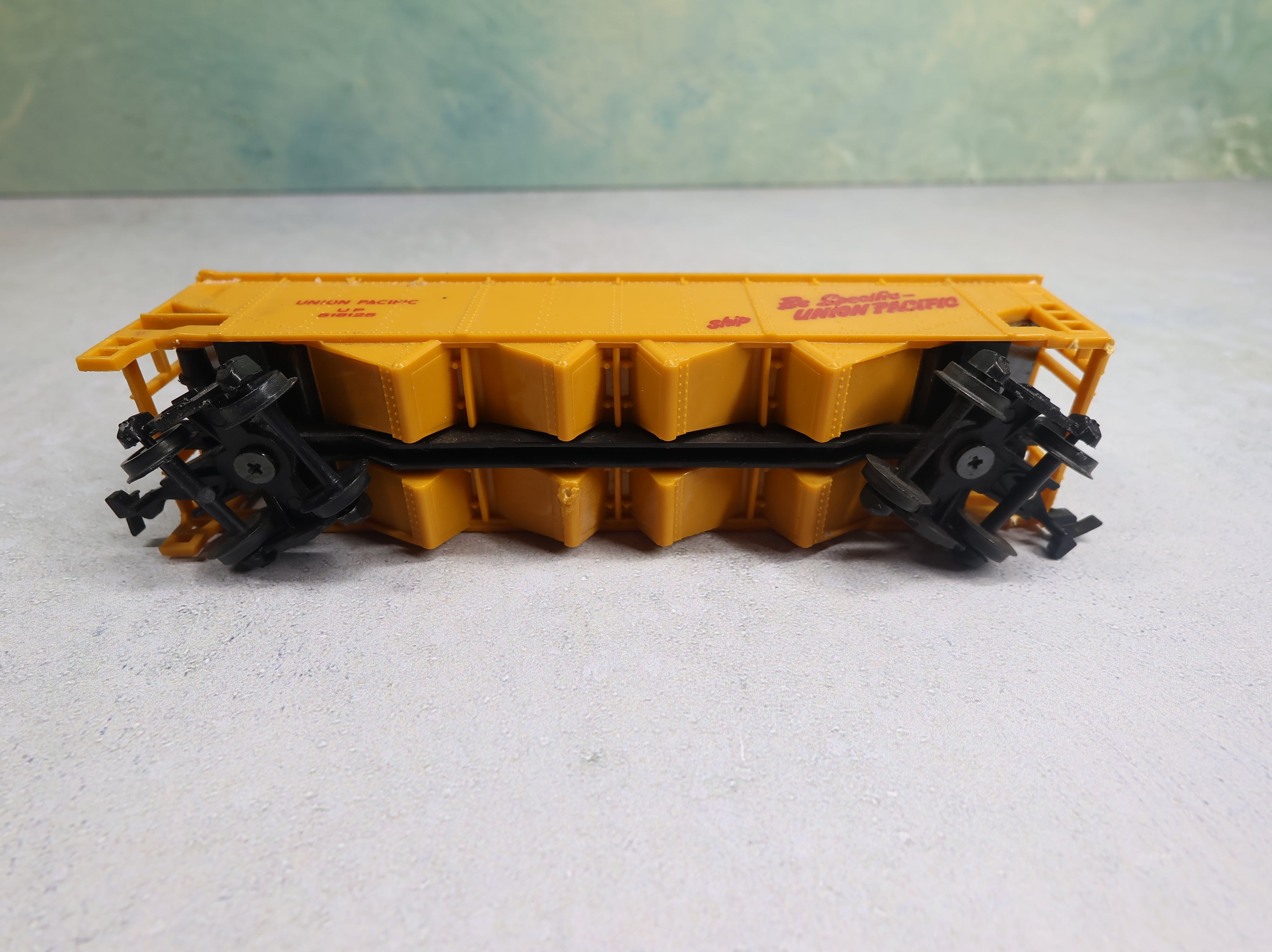 USED Bachmann HO Scale 4 Bay Hopper w/ Load Union Pacific UP #518125