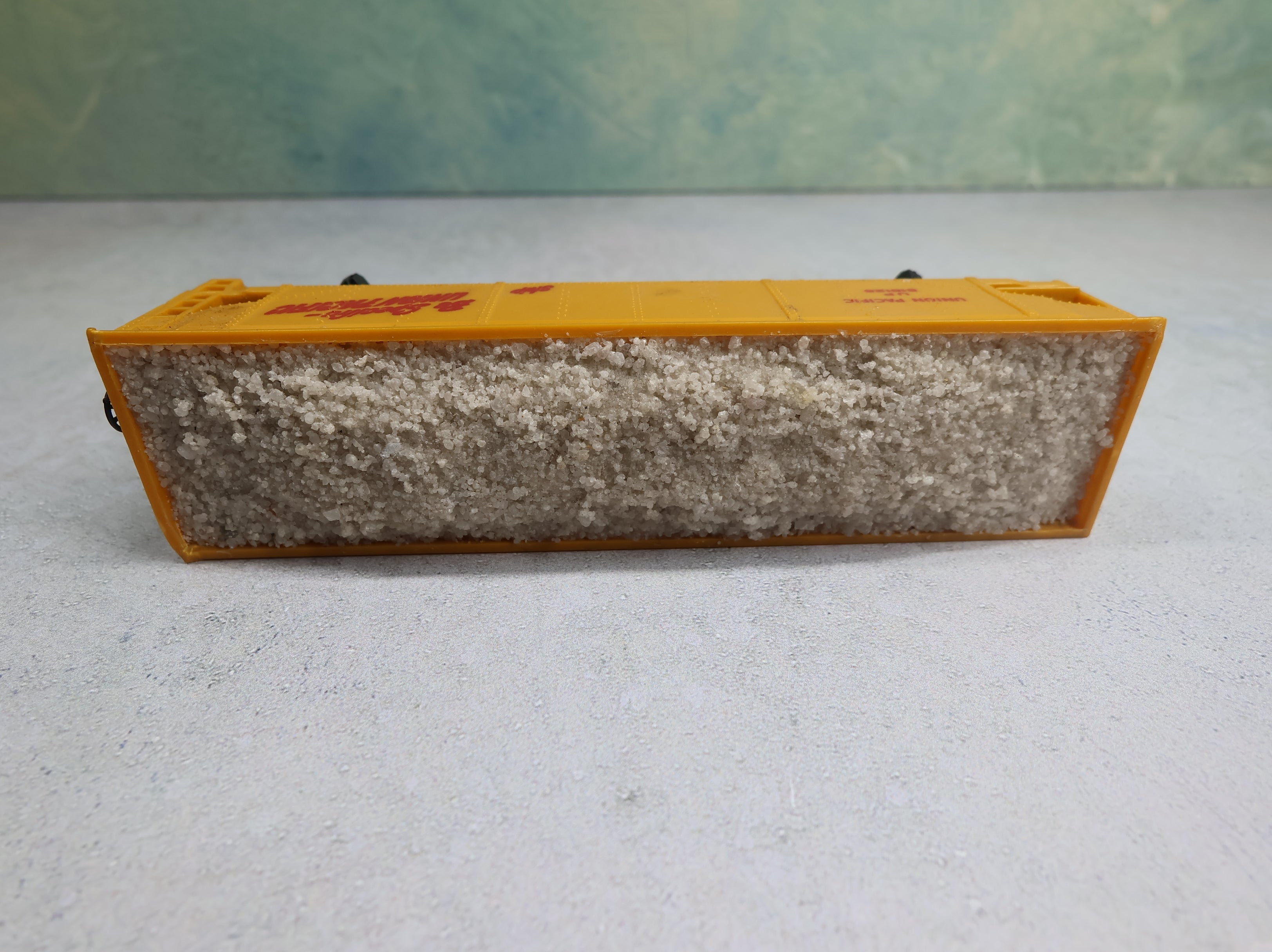 USED Bachmann HO Scale 4 Bay Hopper w/ Load Union Pacific UP #518125
