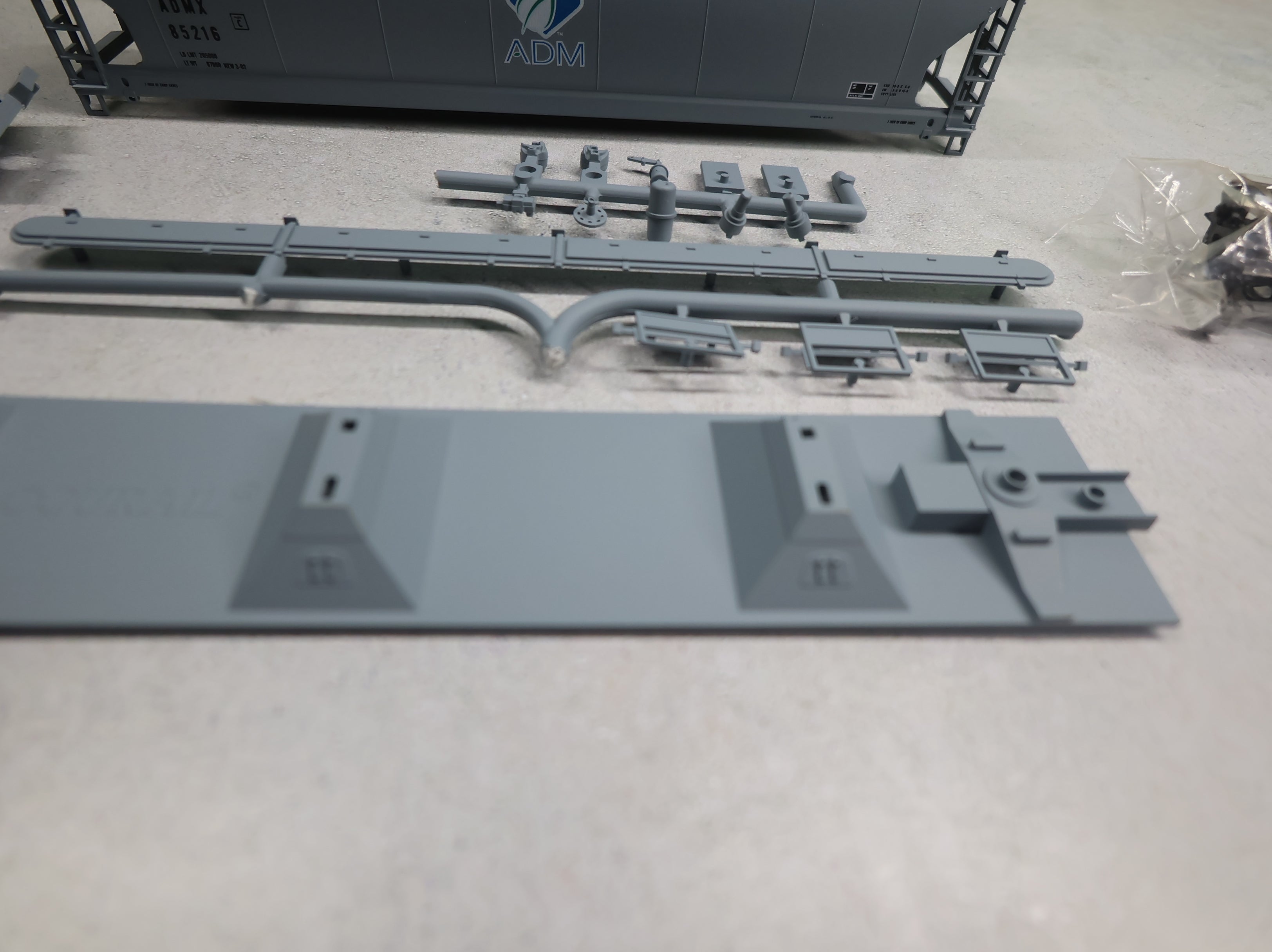 USED Accurail 2073 HO Scale 3-Bay ACF Covered Hopper ADM ADMX #85216
