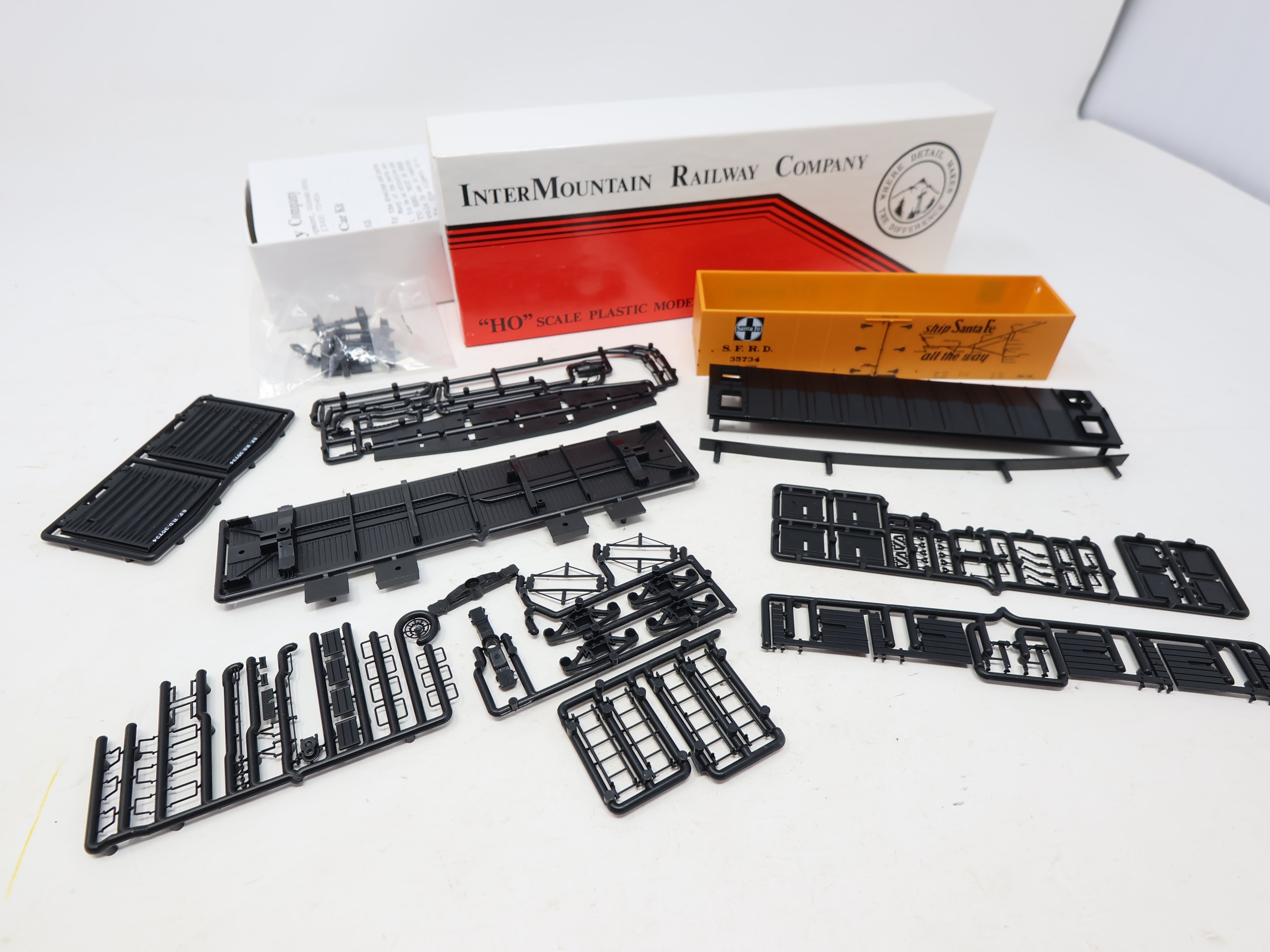 USED Intermountain HO Scale, Refrigerator Box Car, Santa Fe SFRD #35734 (KIT)