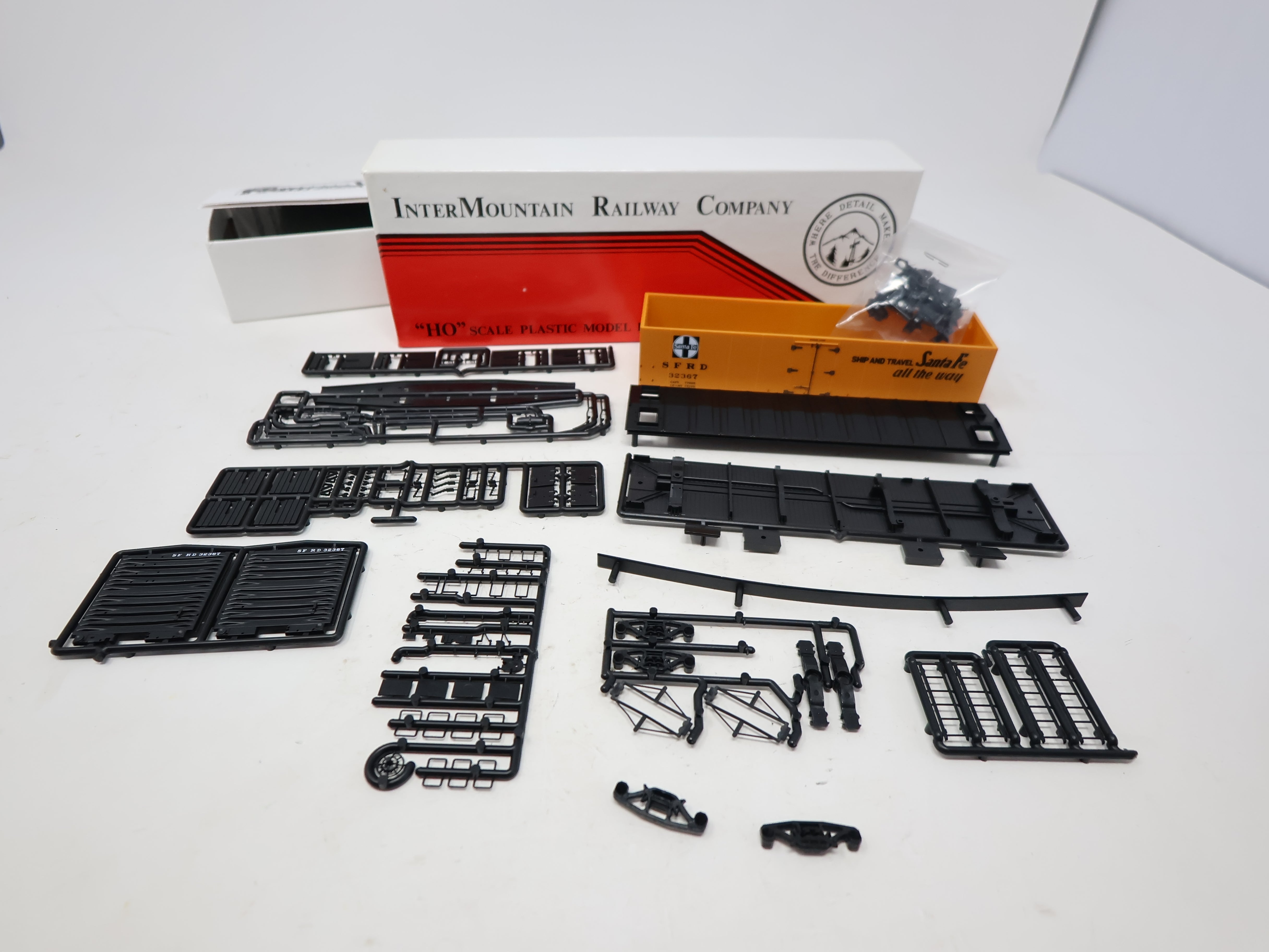 USED Intermountain 41105-07 HO Scale, Refrigerator Box Car, Santa Fe SFRD #32367 (KIT)