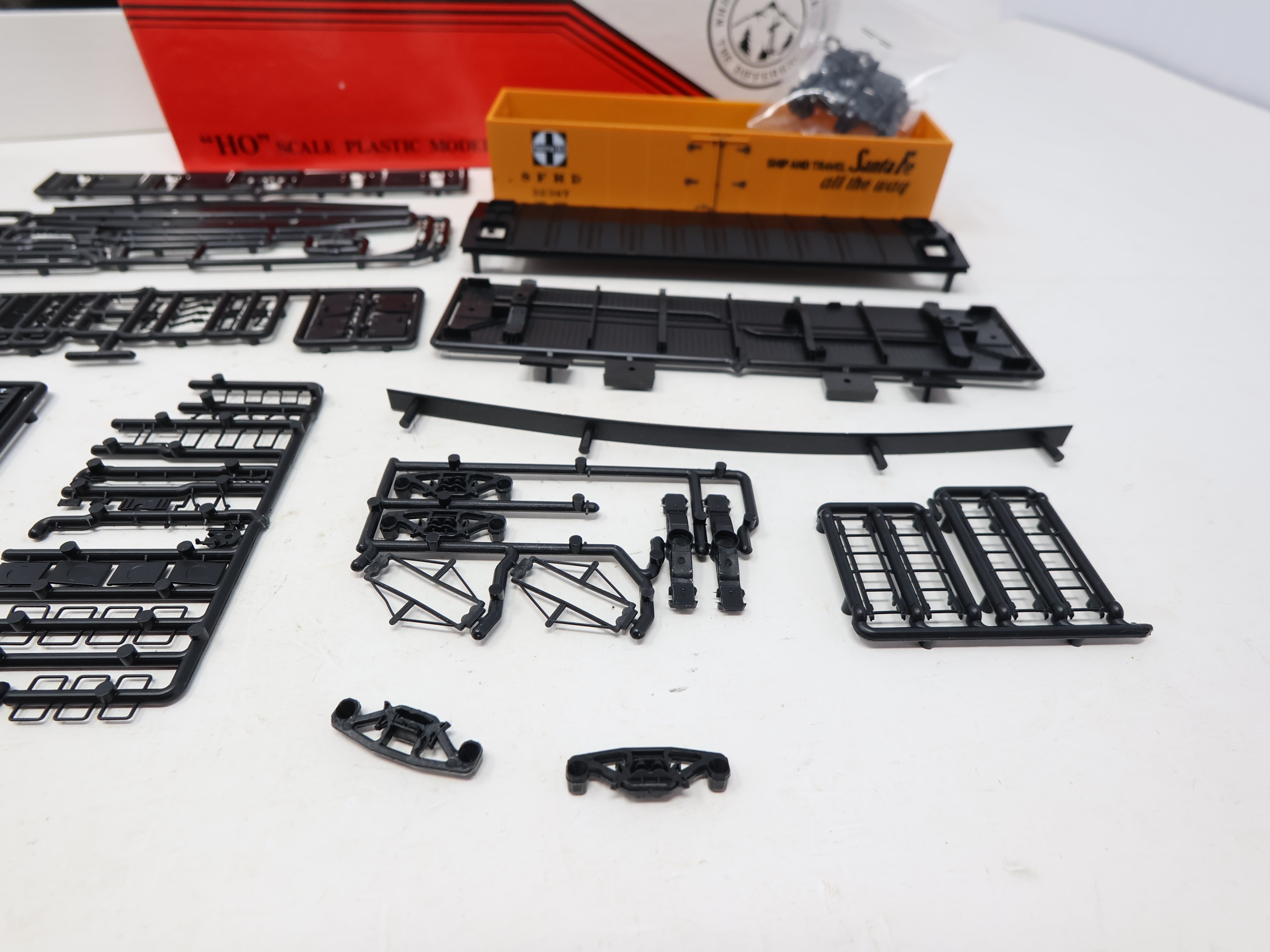 USED Intermountain 41105-07 HO Scale, Refrigerator Box Car, Santa Fe SFRD #32367 (KIT)