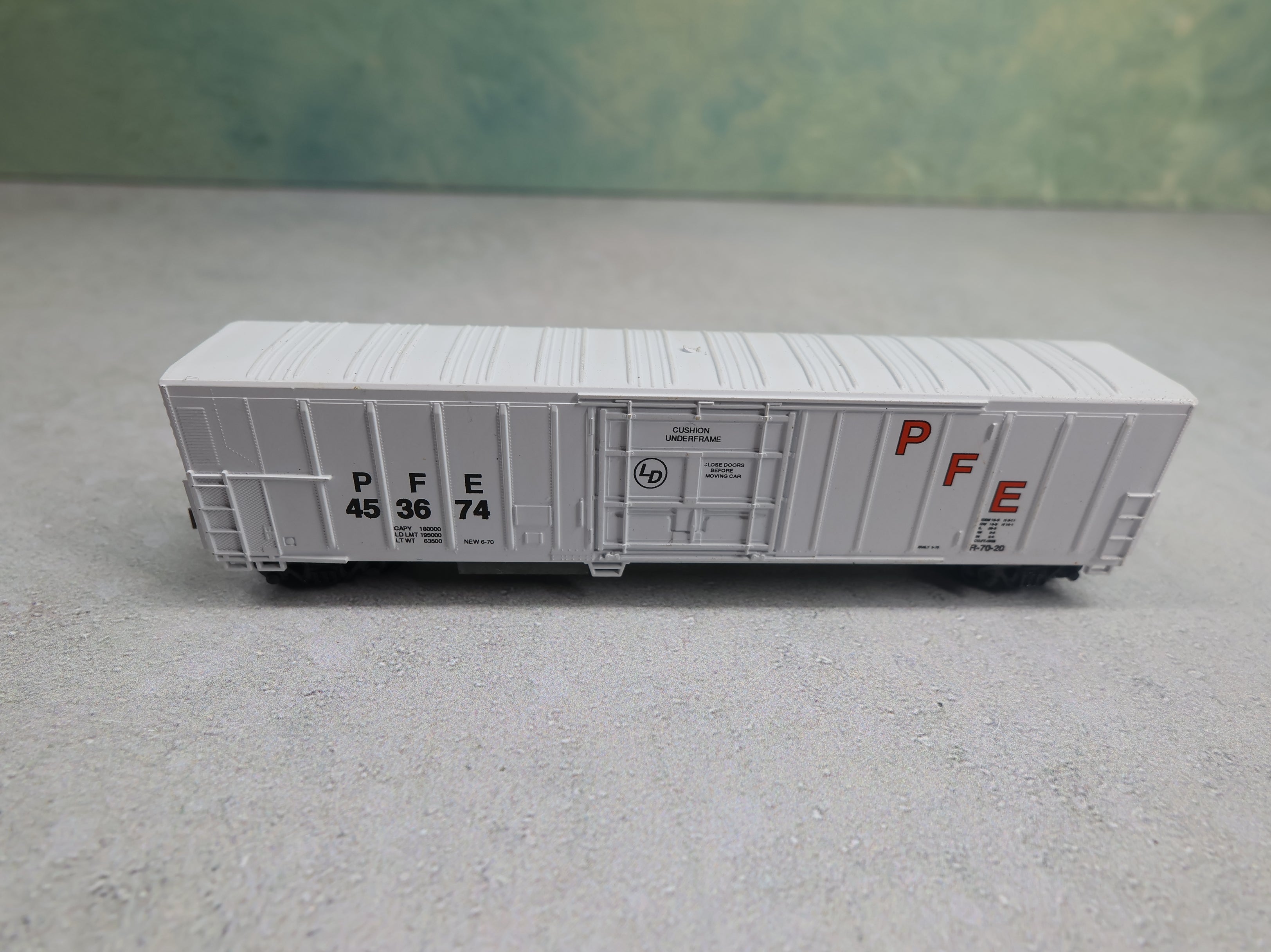 USED Roundhouse N Scale 57' Mech Reefer Box Car Pacific Fruit Express PFE #453674 Knuckle Couplers