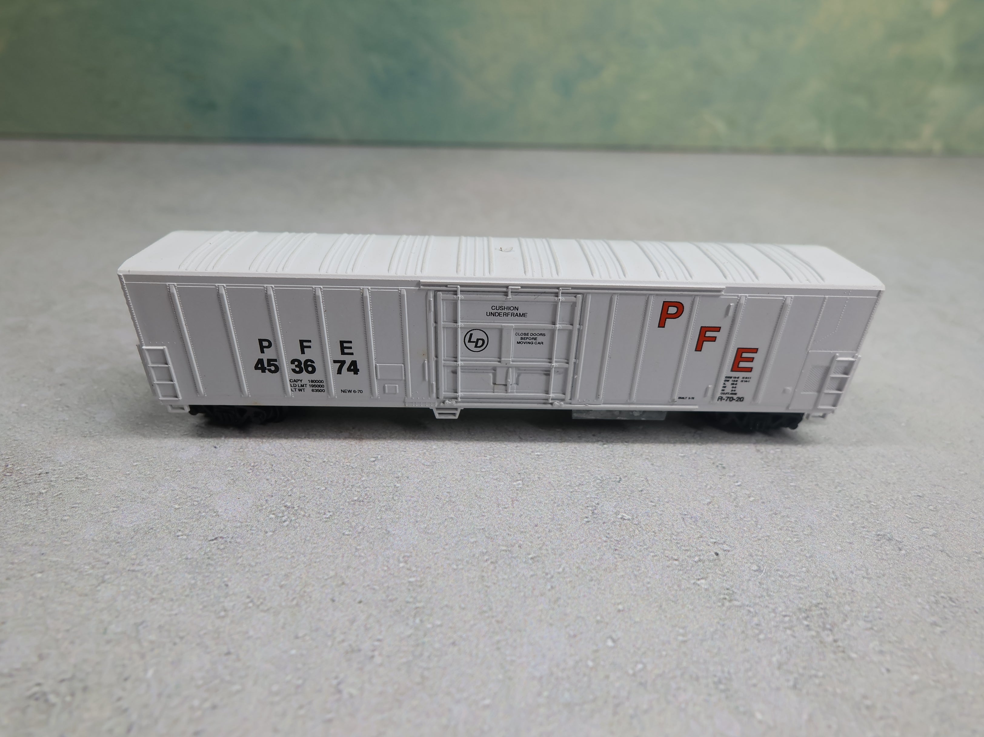 USED Roundhouse N Scale 57' Mech Reefer Box Car Pacific Fruit Express PFE #453674 Knuckle Couplers