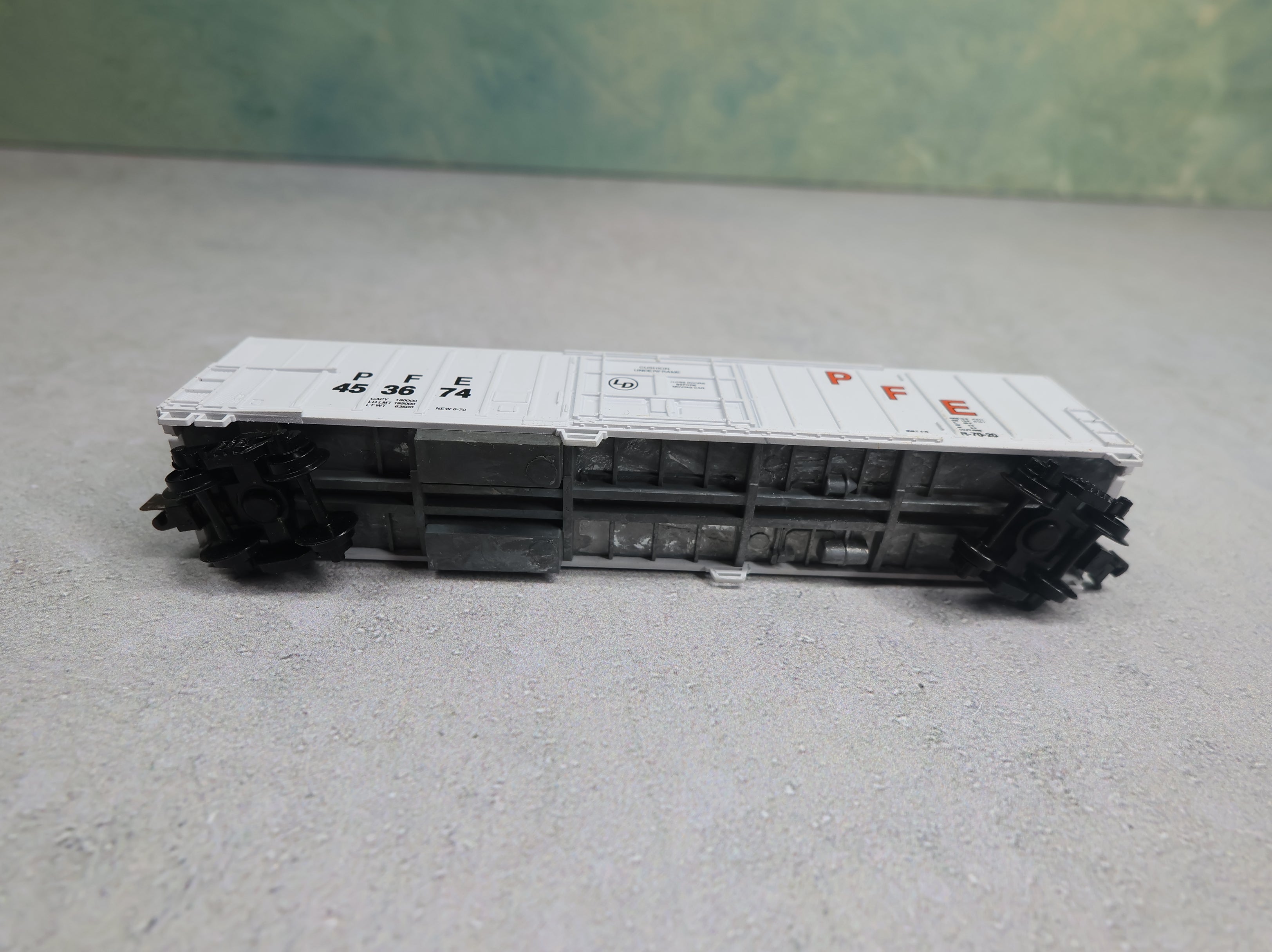 USED Roundhouse N Scale 57' Mech Reefer Box Car Pacific Fruit Express PFE #453674 Knuckle Couplers