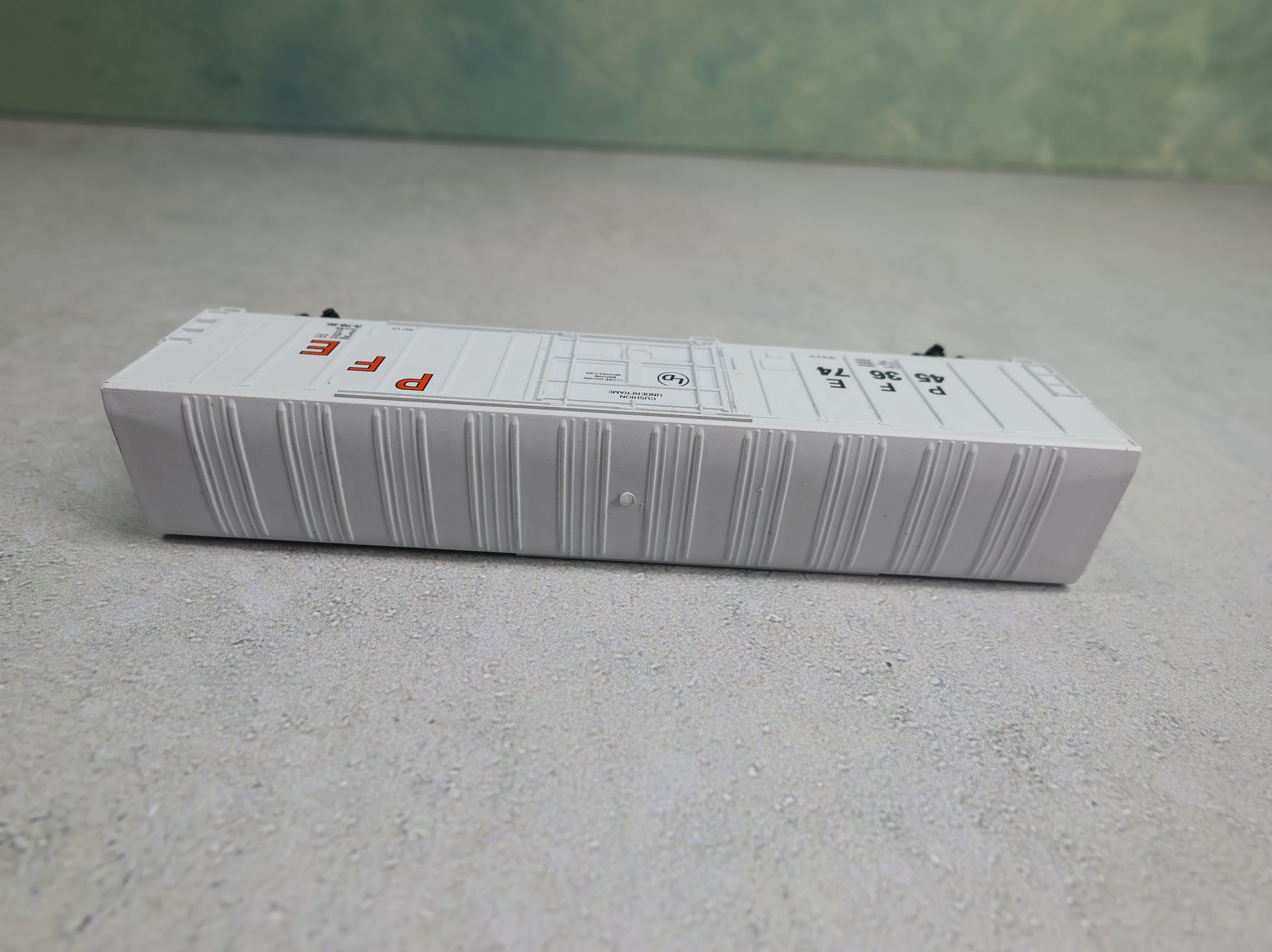USED Roundhouse N Scale 57' Mech Reefer Box Car Pacific Fruit Express PFE #453674 Knuckle Couplers