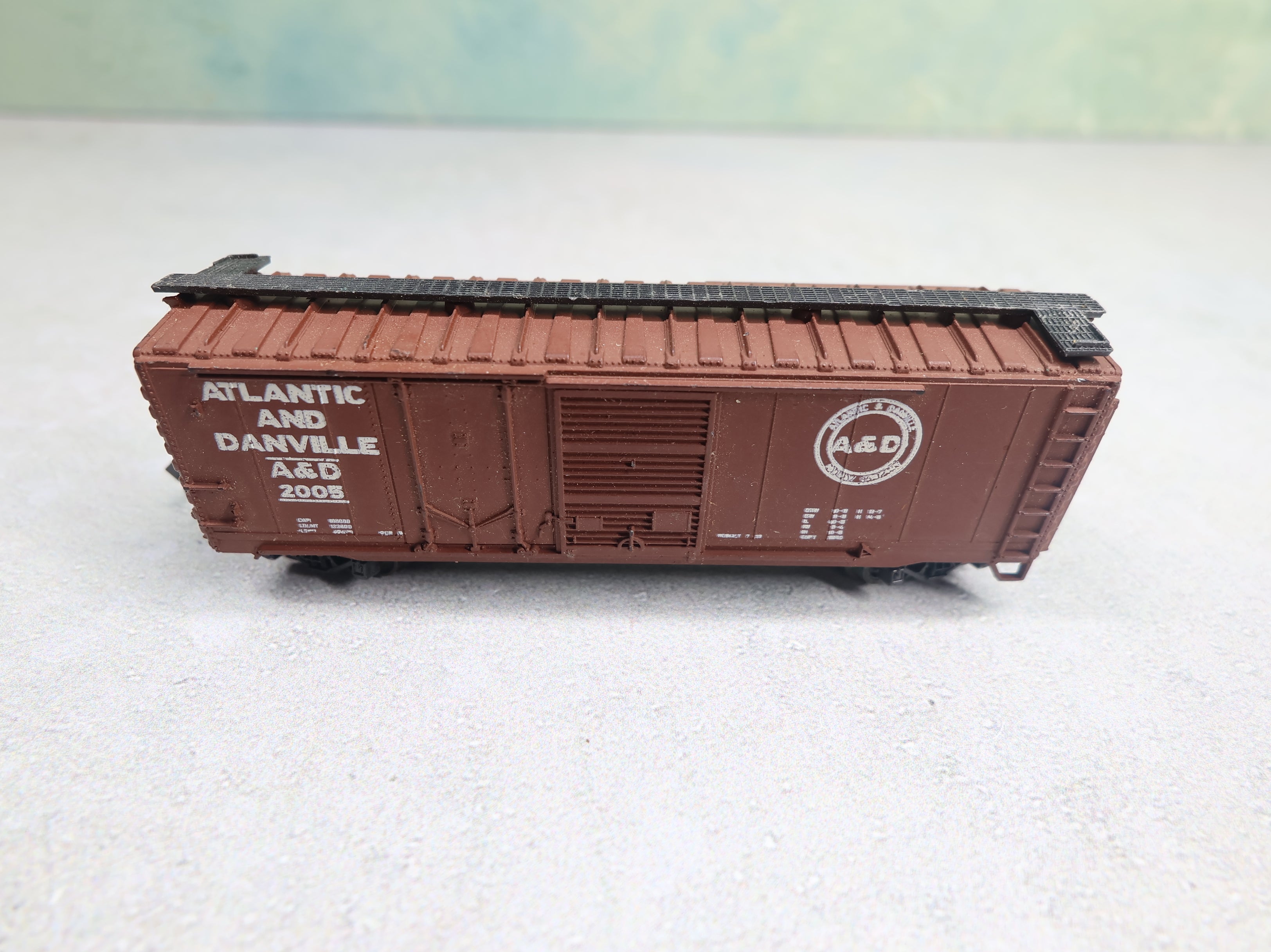 USED AHM N Scale 40' Box Car Atlantic and Danville A&D #2005