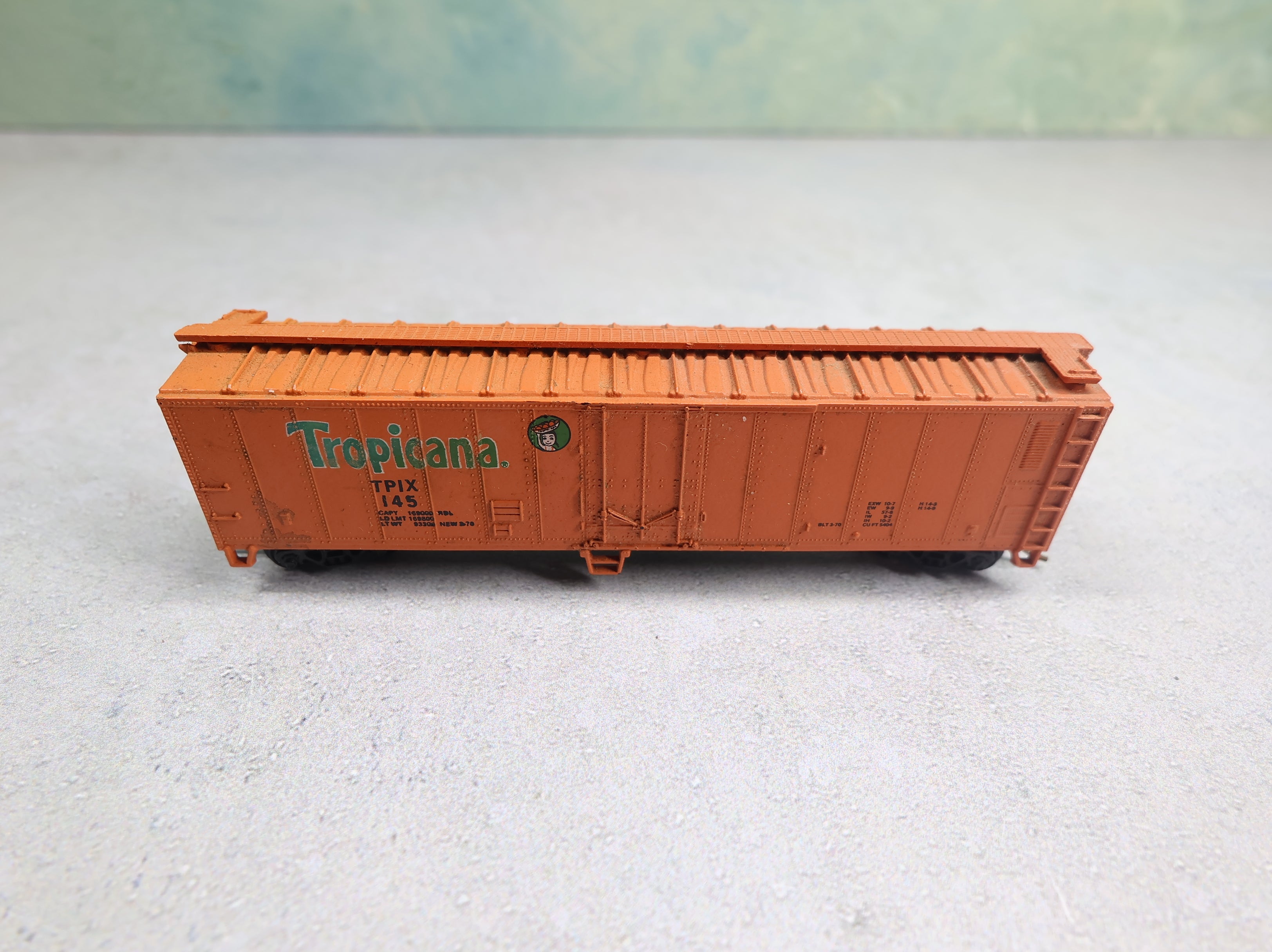 USED Atlas N Scale 51' Box Car Tropicana TPIX #145 Knuckle Couplers
