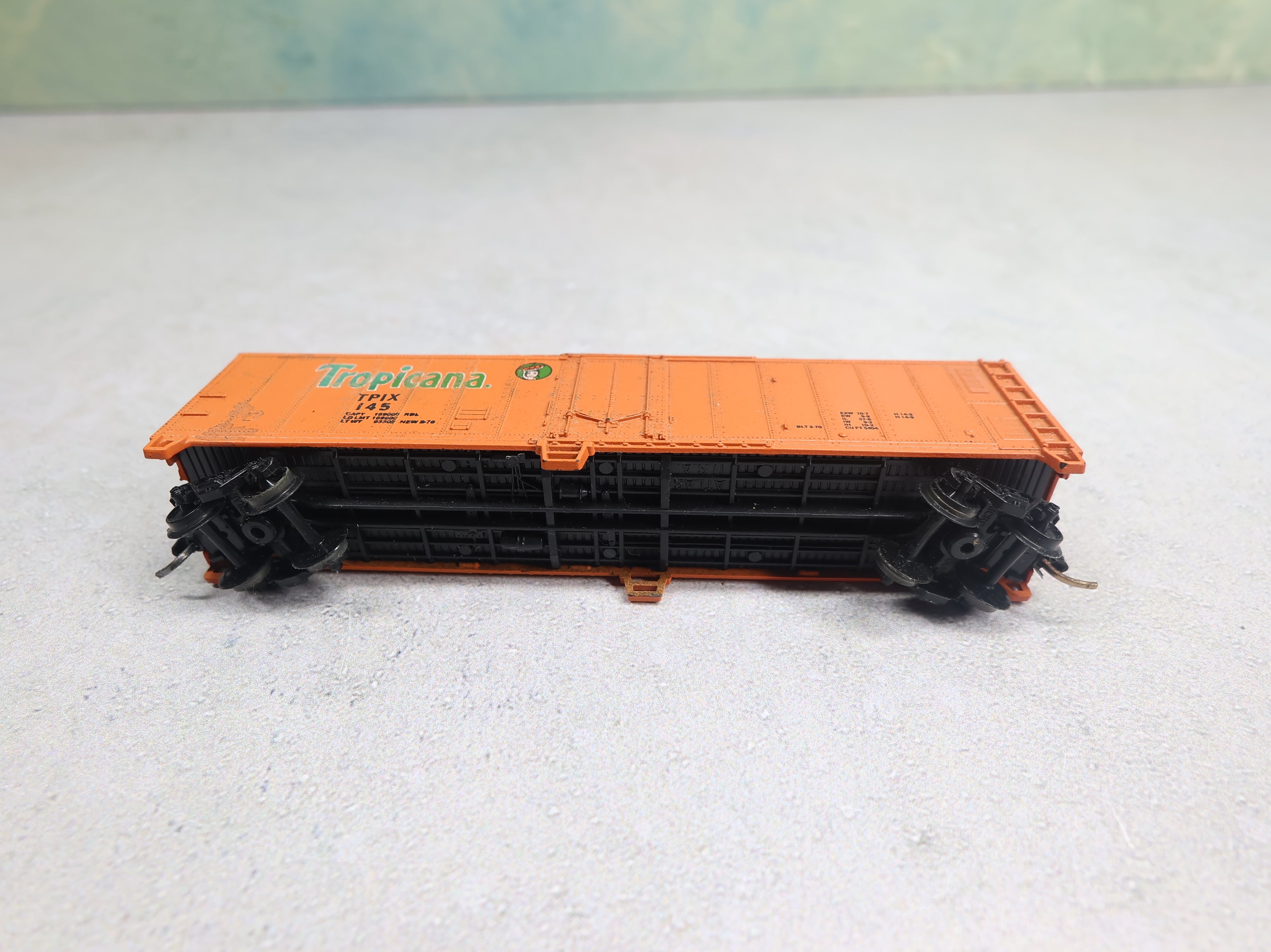 USED Atlas N Scale 51' Box Car Tropicana TPIX #145 Knuckle Couplers