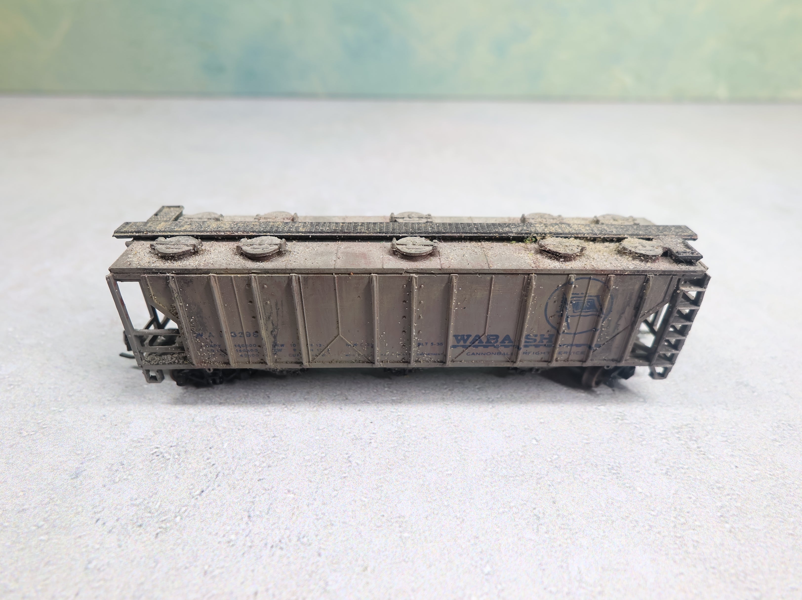 USED Bachmann N Scale 3 Bay Covered Hopper Wabash WAB #32985 Weathered, Knuckle Couplers