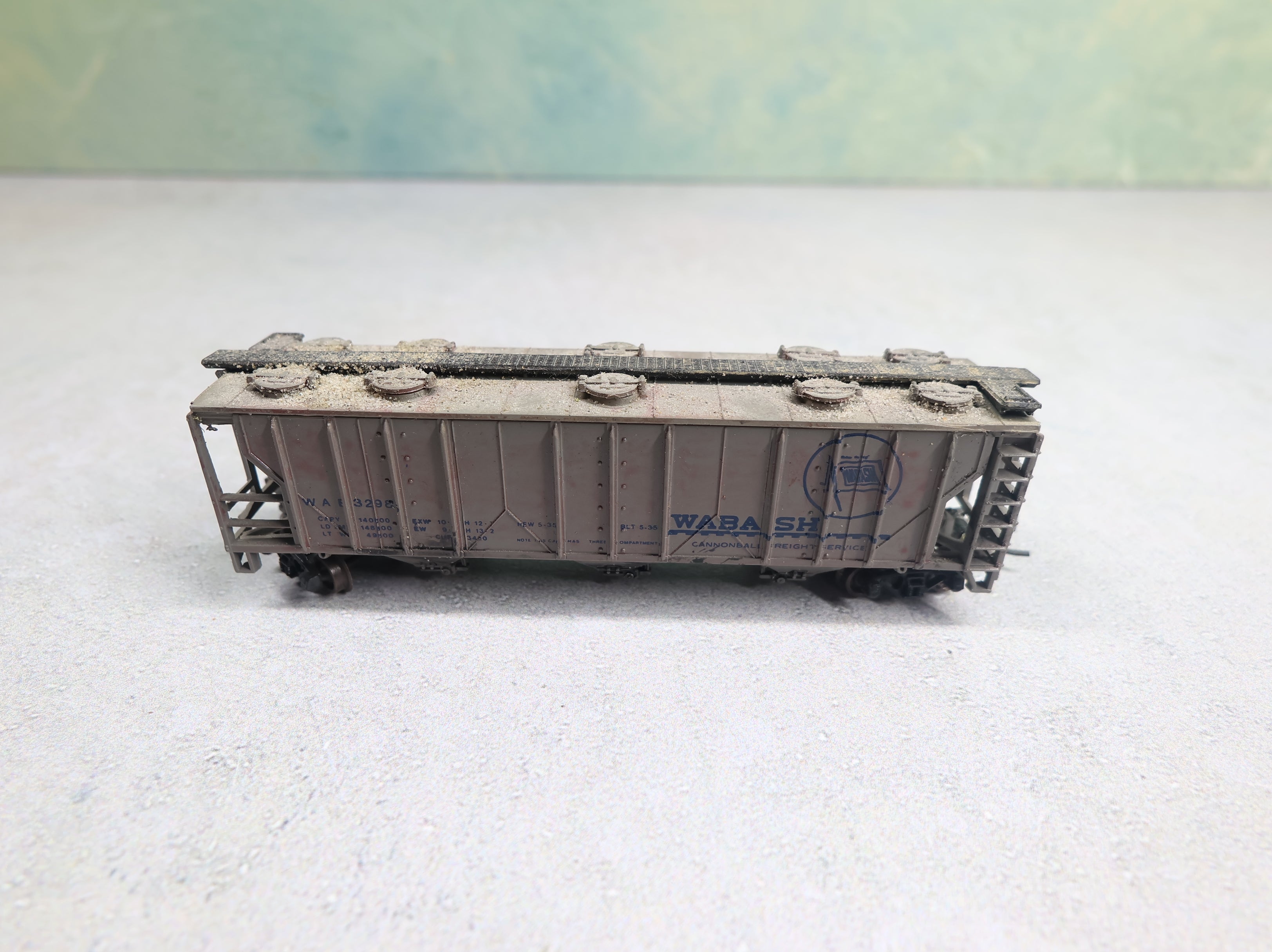 USED Bachmann N Scale 3 Bay Covered Hopper Wabash WAB #32985 Weathered, Knuckle Couplers