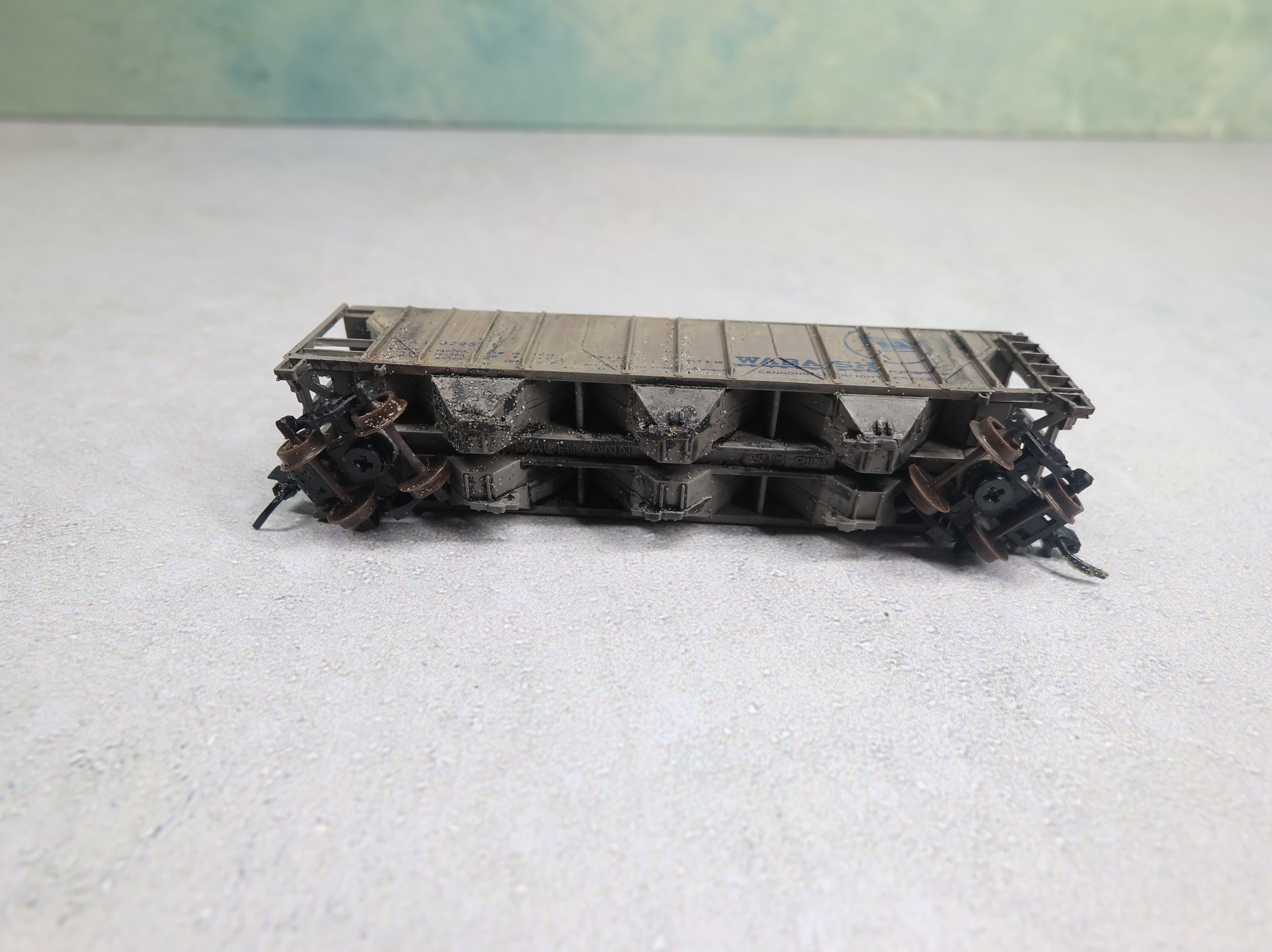 USED Bachmann N Scale 3 Bay Covered Hopper Wabash WAB #32985 Weathered, Knuckle Couplers