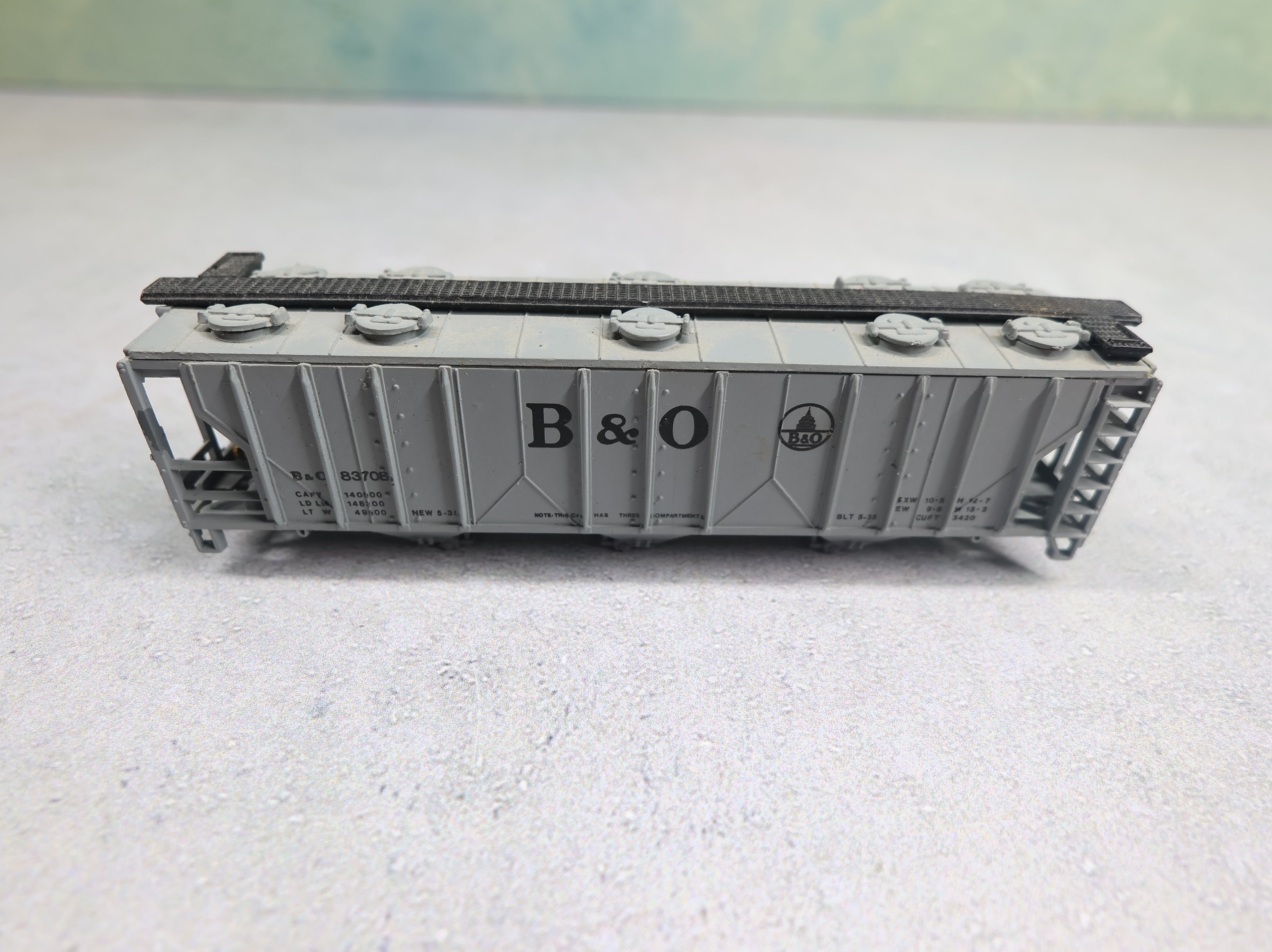 USED Bachmann N Scale 3 Bay Covered Hopper Baltimore and Ohio B&O #837082 No Trucks, Has Knuckle Couplers