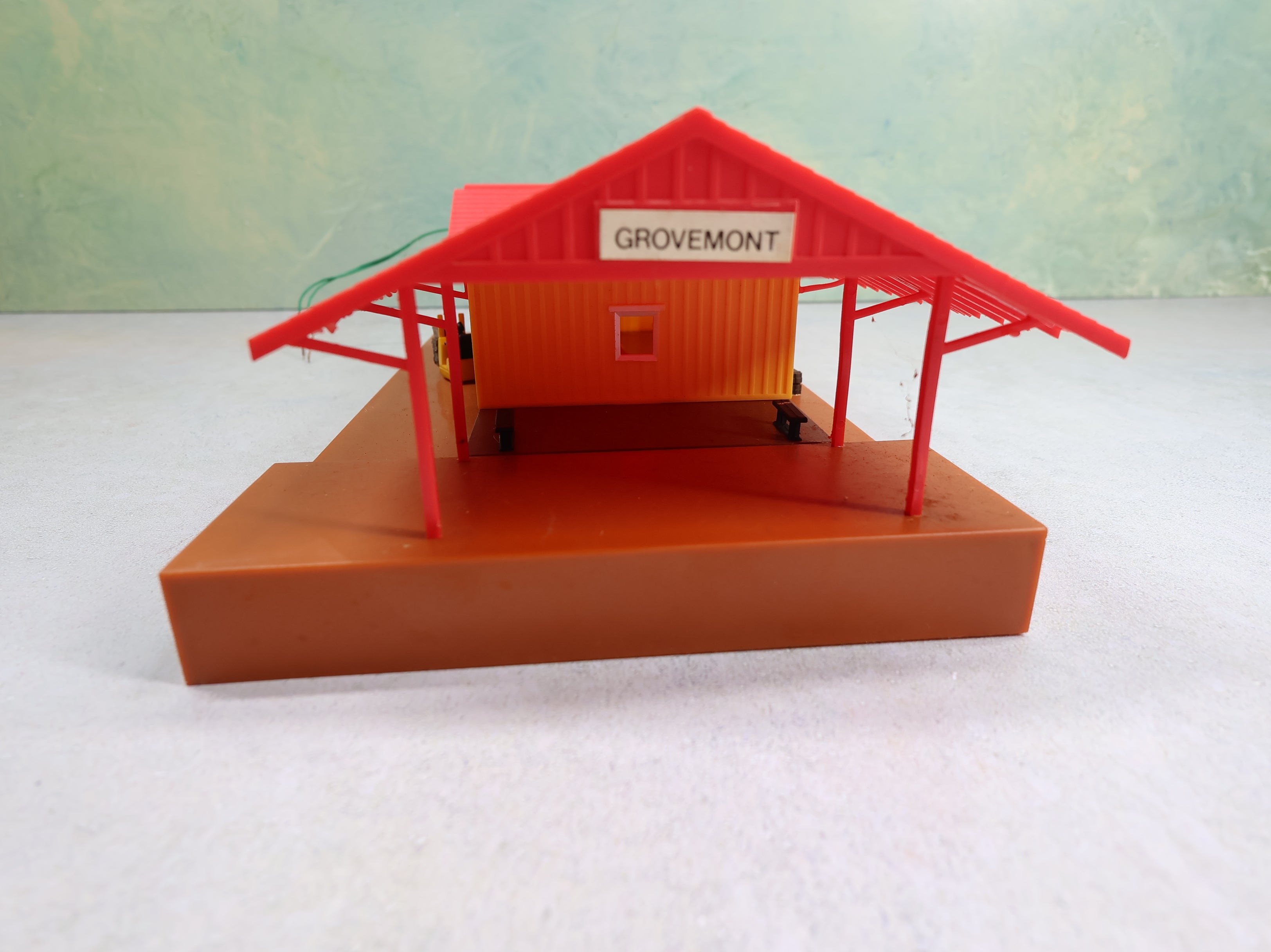 USED Bachmann HO Scale Lighted Freight Station - Grovemont