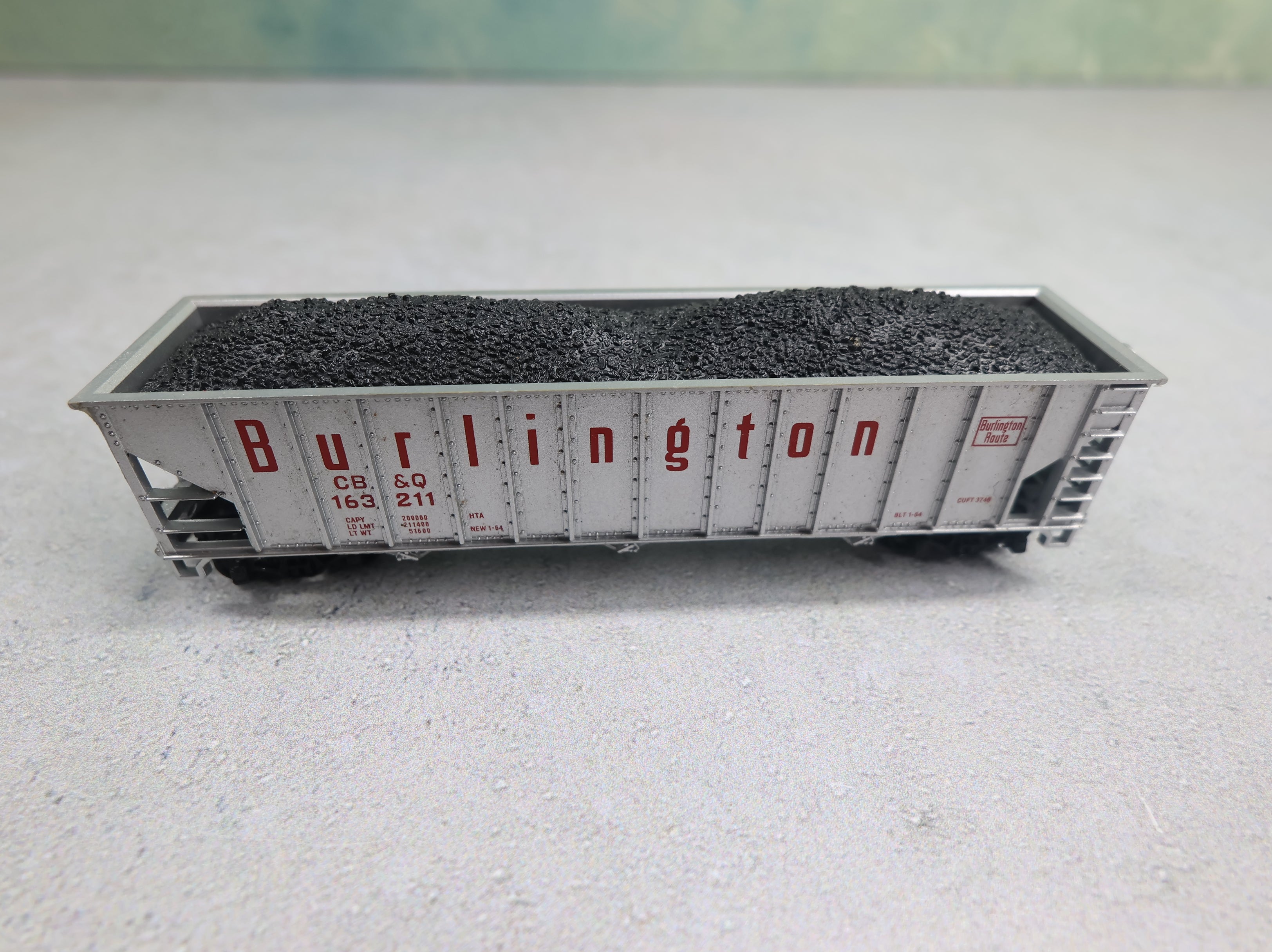 USED Atlas N Scale 3 Bay 100 Ton Hopper Burlington CB&Q #163211 w/ Coal Load & Knuckle Couplers